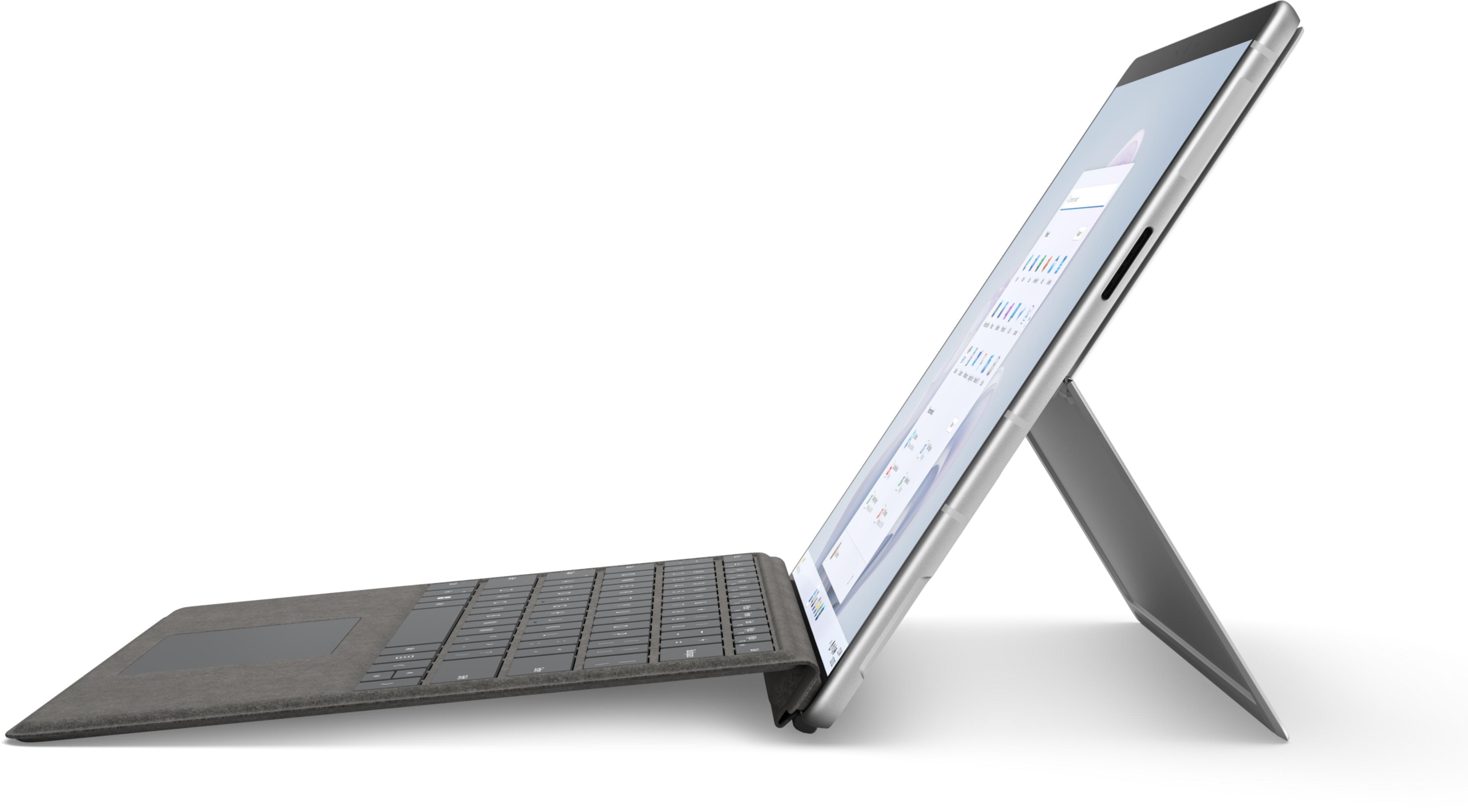 Ein silberner Laptop mit abnehmbarer Tastatur steht auf einem weißen Hintergrund.