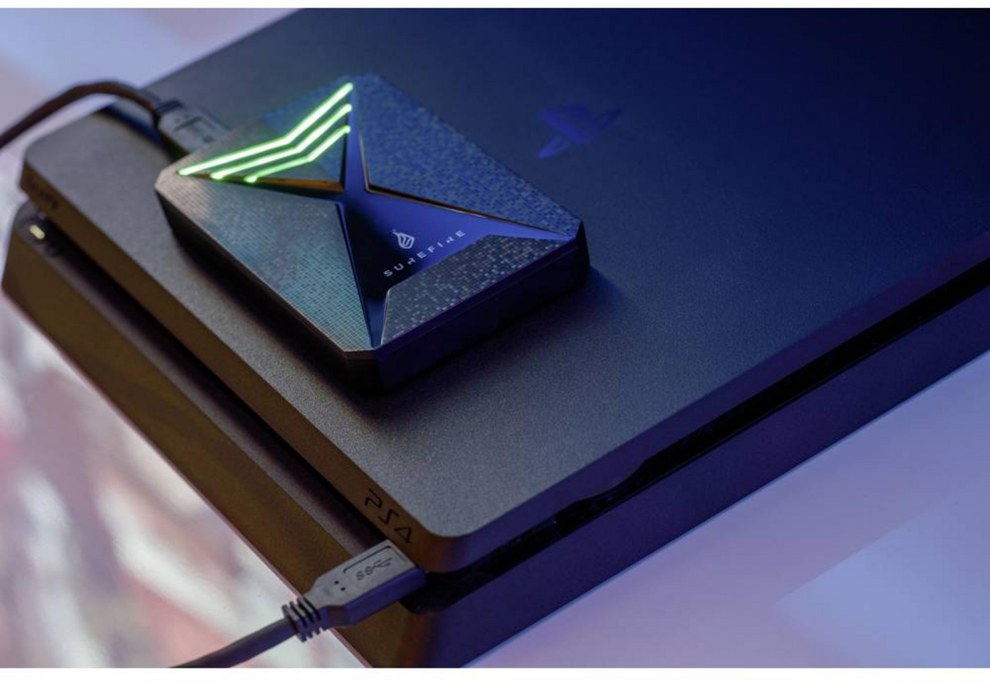 Czarna konsola PlayStation 4 z zewnętrznym dyskiem podłączonym przez USB.