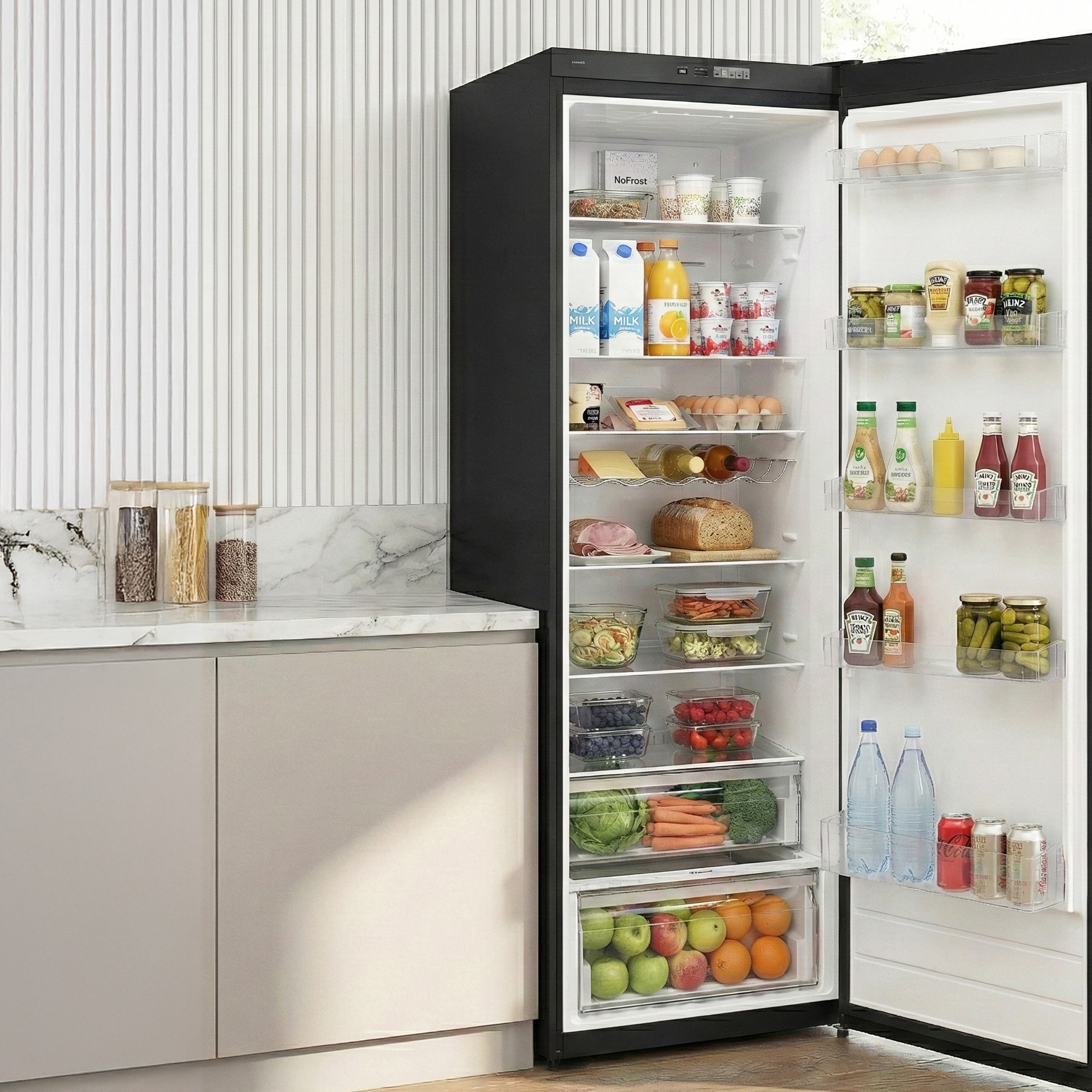 Réfrigérateur noir ouvert avec nourriture : lait, jus, fruits, légumes, pain, œufs, sauces.