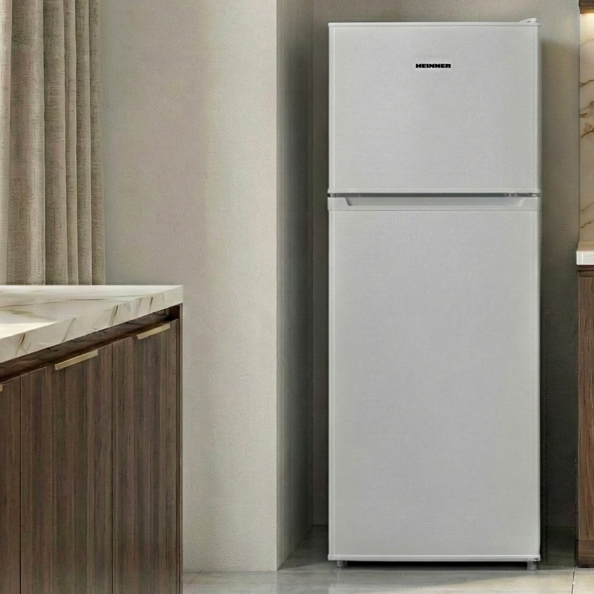Un réfrigérateur blanc à deux portes se trouve à côté d'une armoire de cuisine.