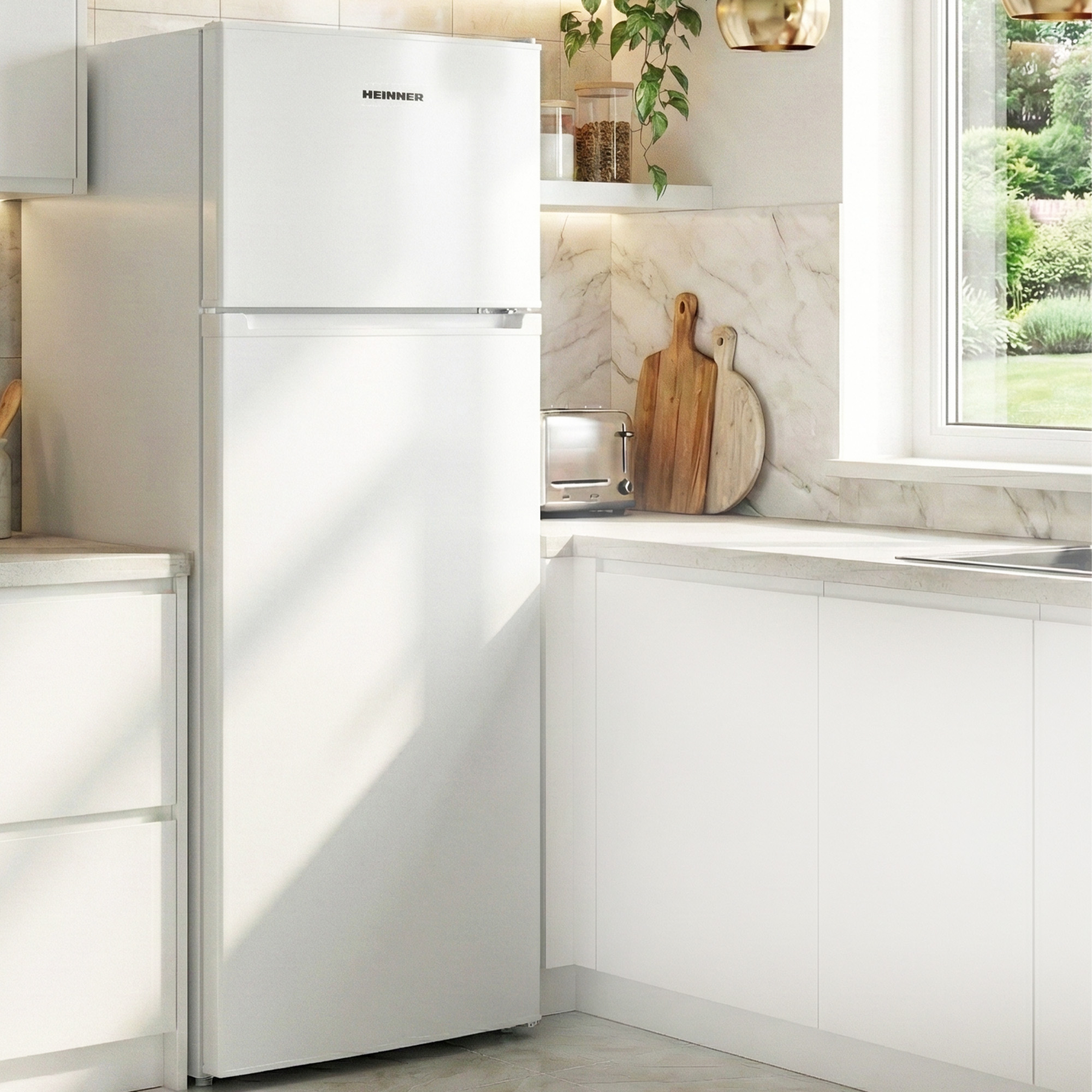 Een witte koelkast in een keuken met marmeren tegels en houten snijplanken.