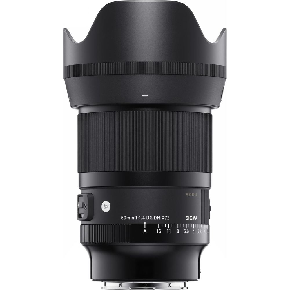 Zwarte Sigma 50mm 1:1,4 DG DN lens met zonnekap en scherpstelring.