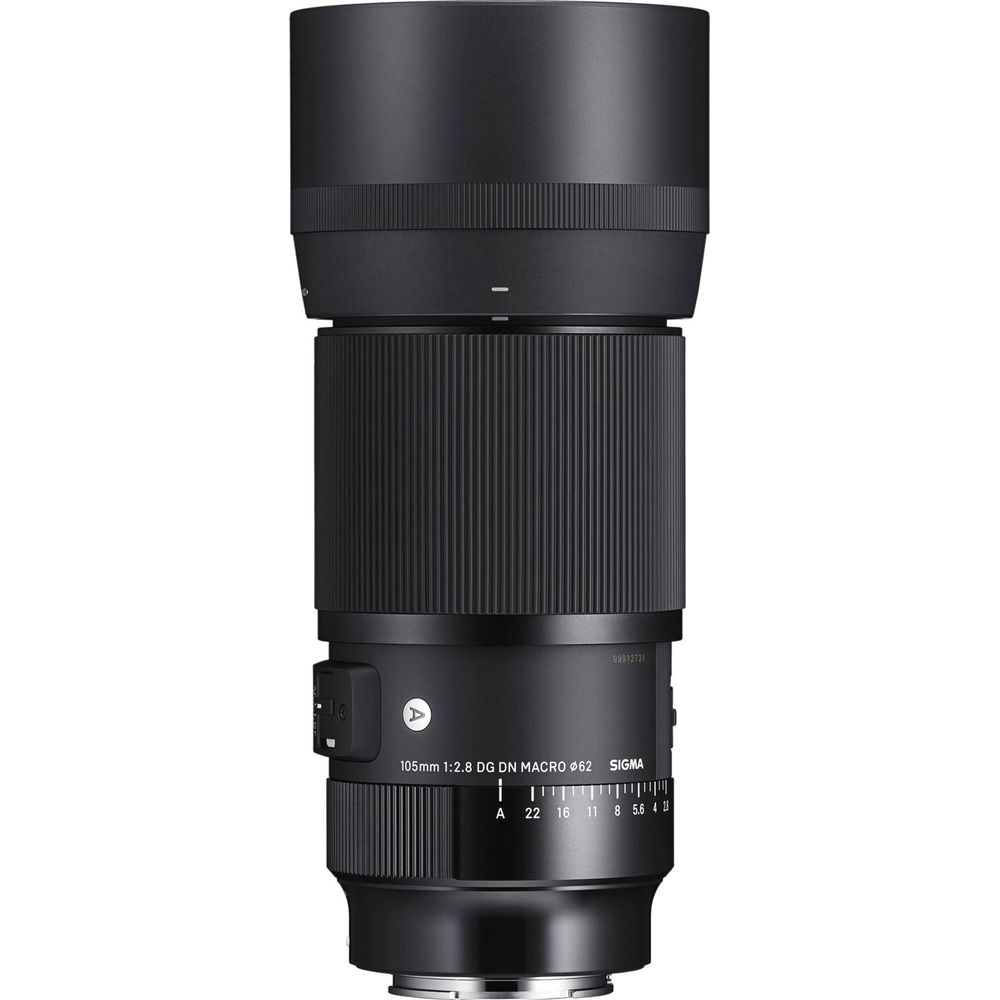 Czarny obiektyw makro Sigma 105mm z pierścieniem ostrości i oznaczeniami przysłony.