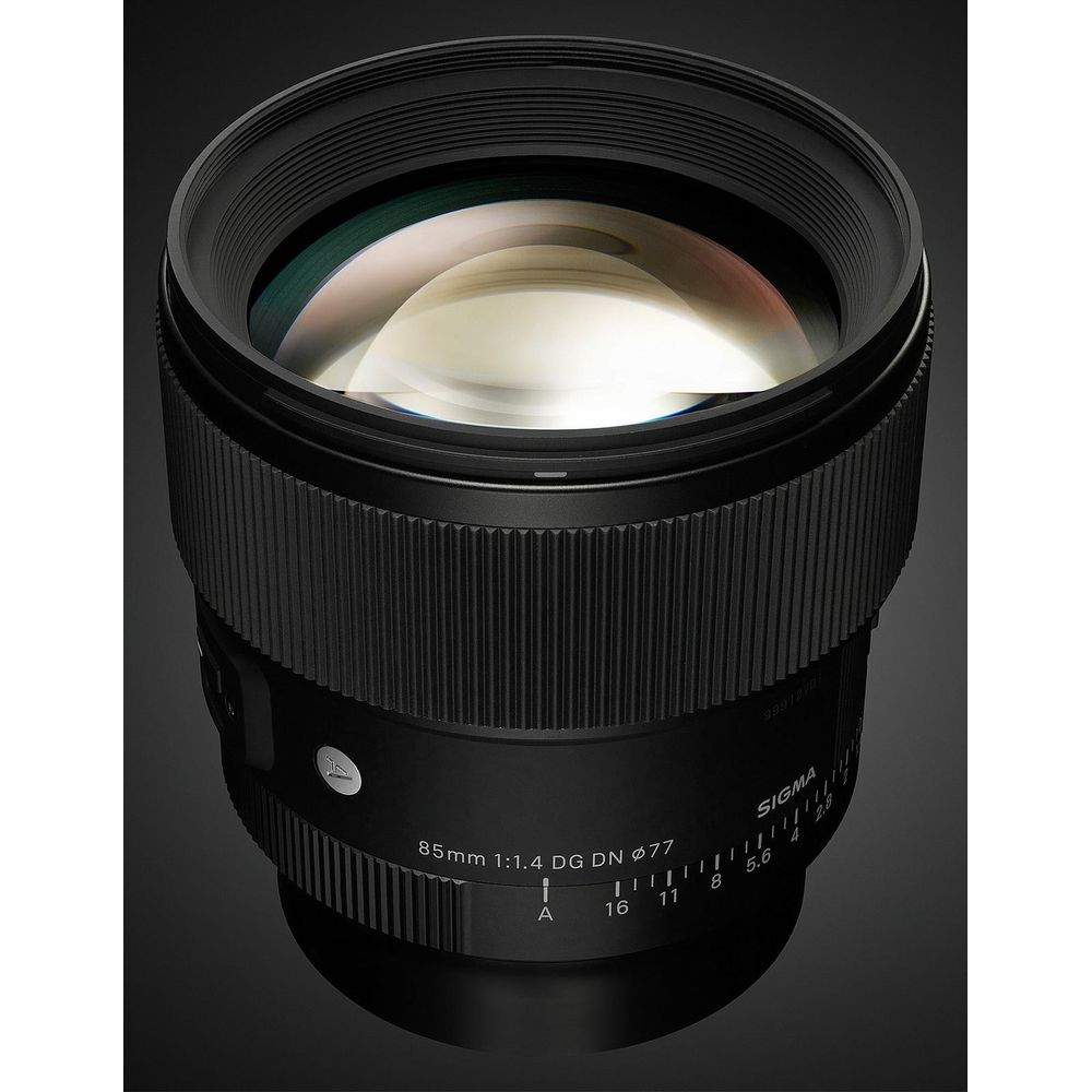Ein schwarzes Sigma 85mm 1:1.4 DG DN Objektiv mit Fokusring und Blendenanzeige.