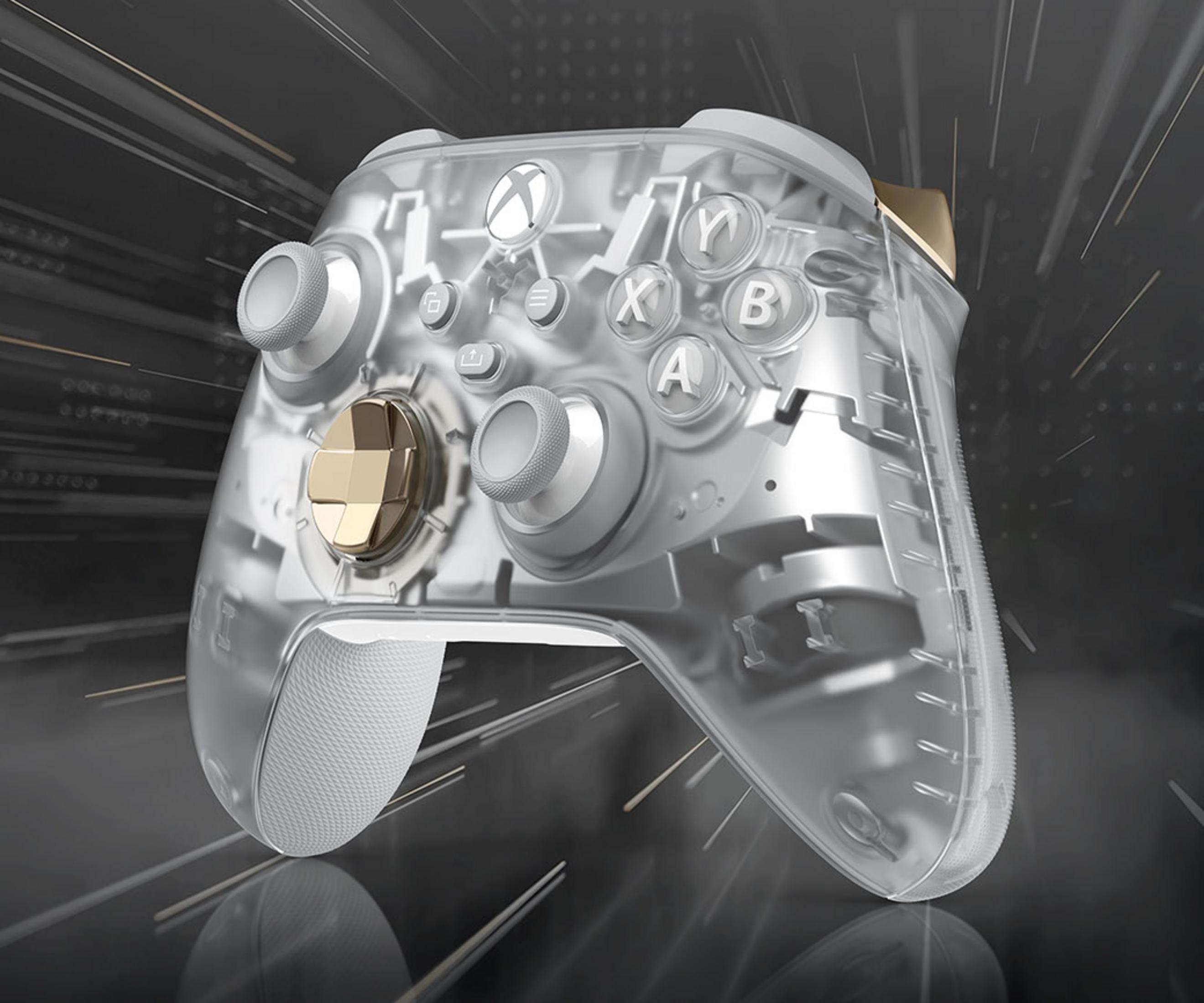 Controller Xbox trasparente con pulsanti bianchi e accenti dorati.