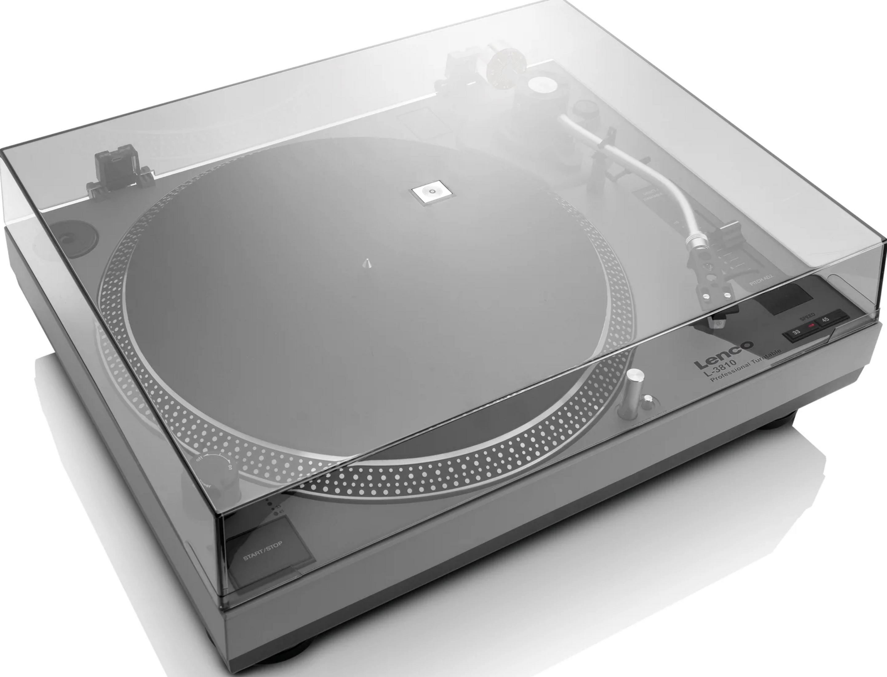 Un tocadiscos Lenco L-3810 con tapa antipolvo transparente, brazo y controles.