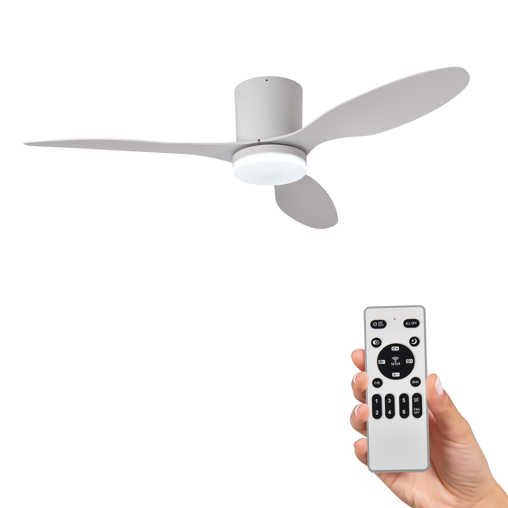 Ventilador de techo gris con luz y mando a distancia en mano.