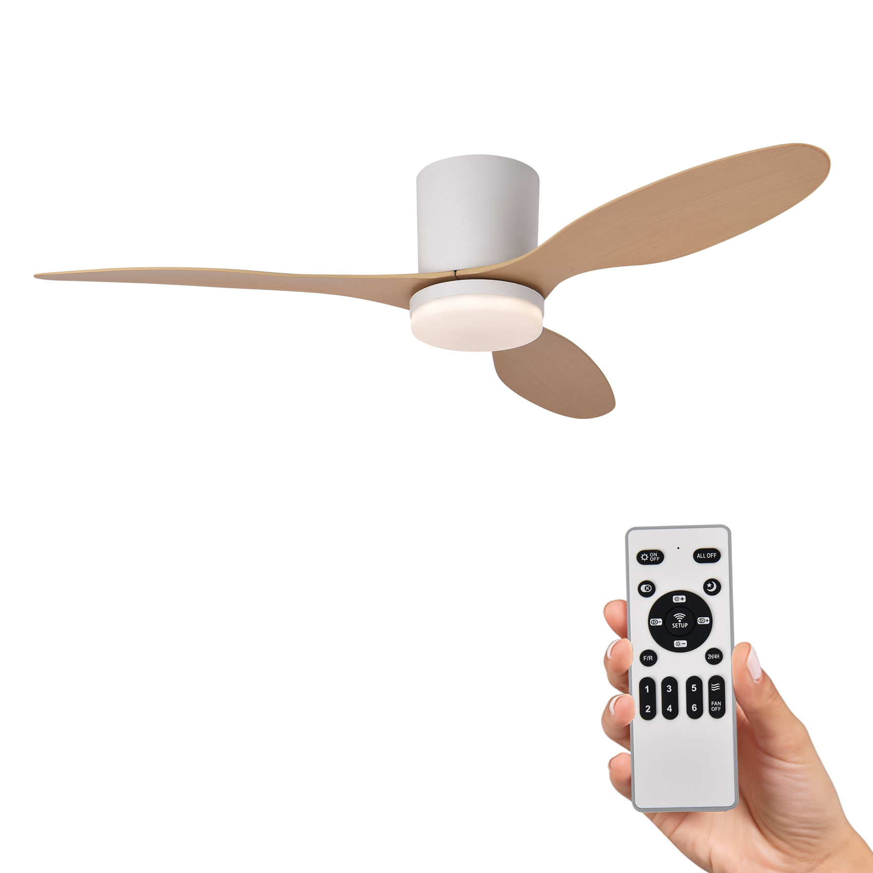 Un ventilador de techo blanco con aspas de madera y un mando a distancia en una mano.
