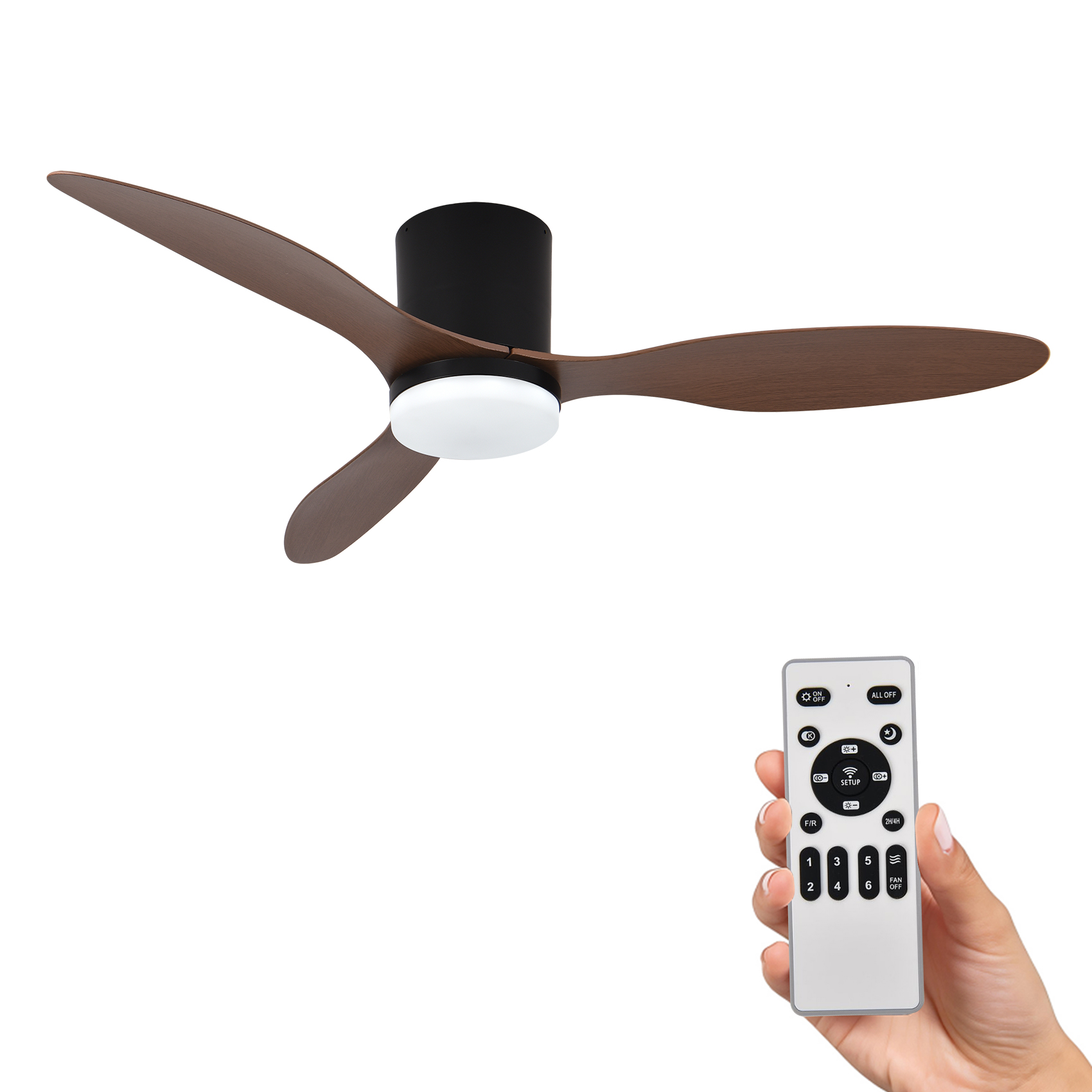 Ventilador de techo con tres aspas de madera y mando a distancia en mano.