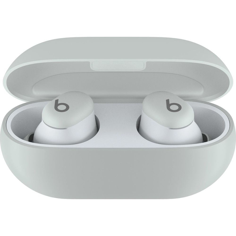 Dwa białe słuchawki z czarnym logo 'b' w jasnoszarym etui ładującym.