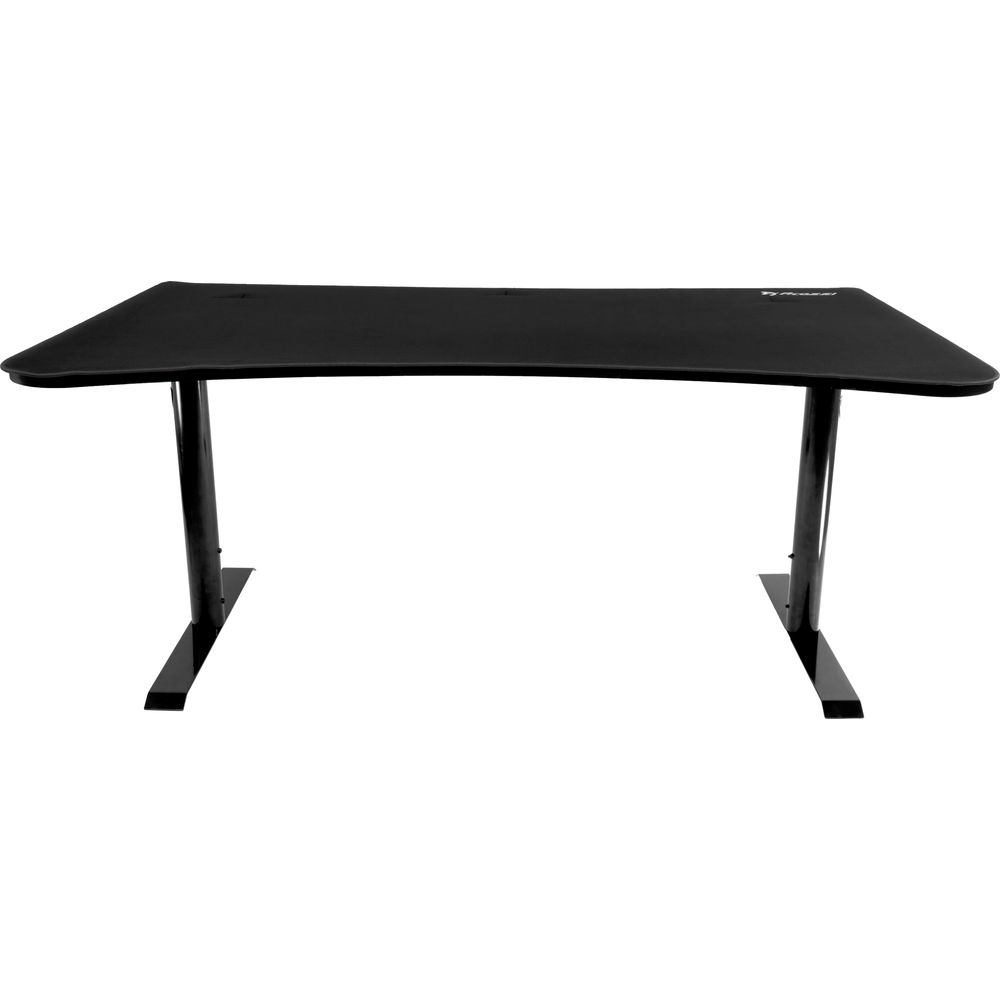Ein schwarzer Schreibtisch mit geschwungener Tischplatte und T-förmigen Beinen.