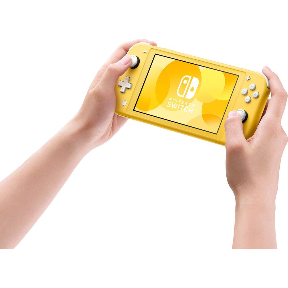 Żółty Nintendo Switch Lite trzymany przez dwie ręce.