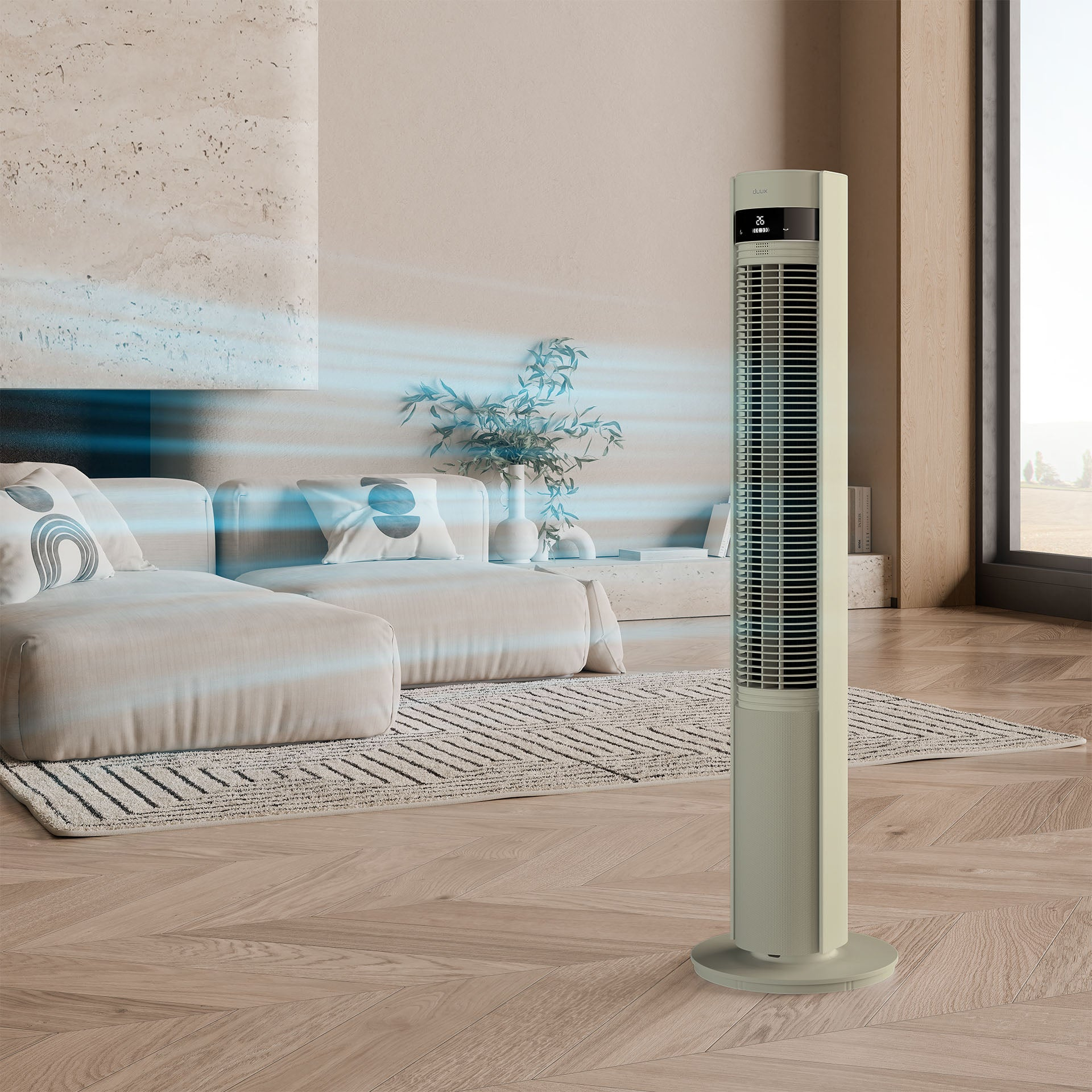 Een staande ventilator koelt een moderne woonkamer met bank en vloerkleed.