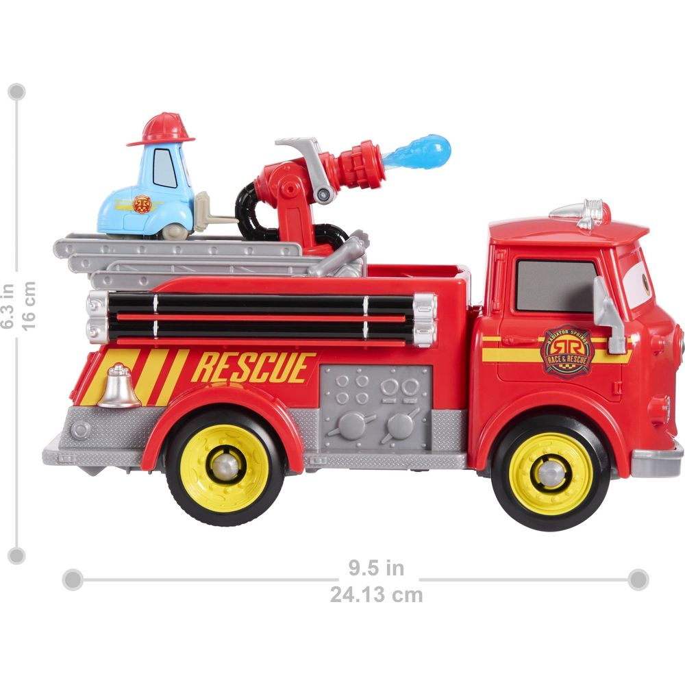 Czerwona zabawka wóz strażacki z małą niebieską postacią i armatką wodną.