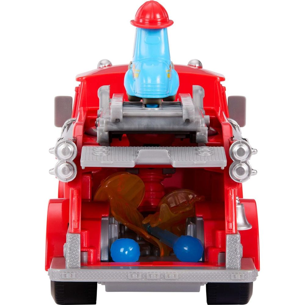 Czerwony wóz strażacki zabawka z niebieską figurką i czerwonymi hełmami.