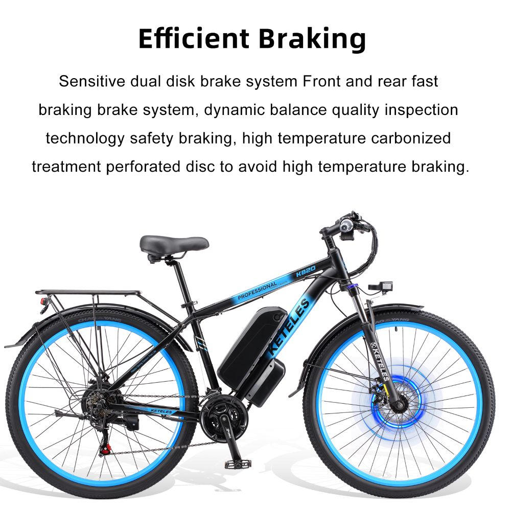 Una bicicletta elettrica nera con cerchi blu su sfondo bianco.