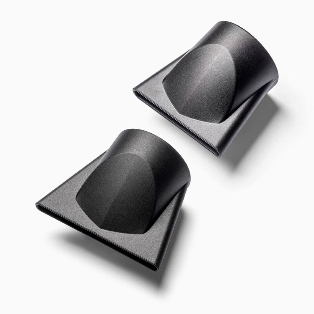 Dwie czarne dysze suszarki do włosów na białym tle.