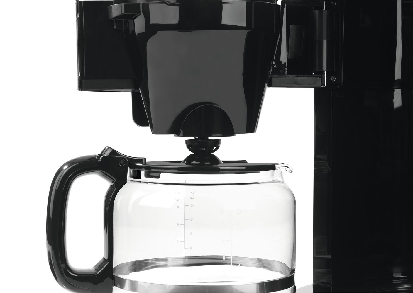 Primer plano de una cafetera negra con jarra de cristal y marcas de medida.