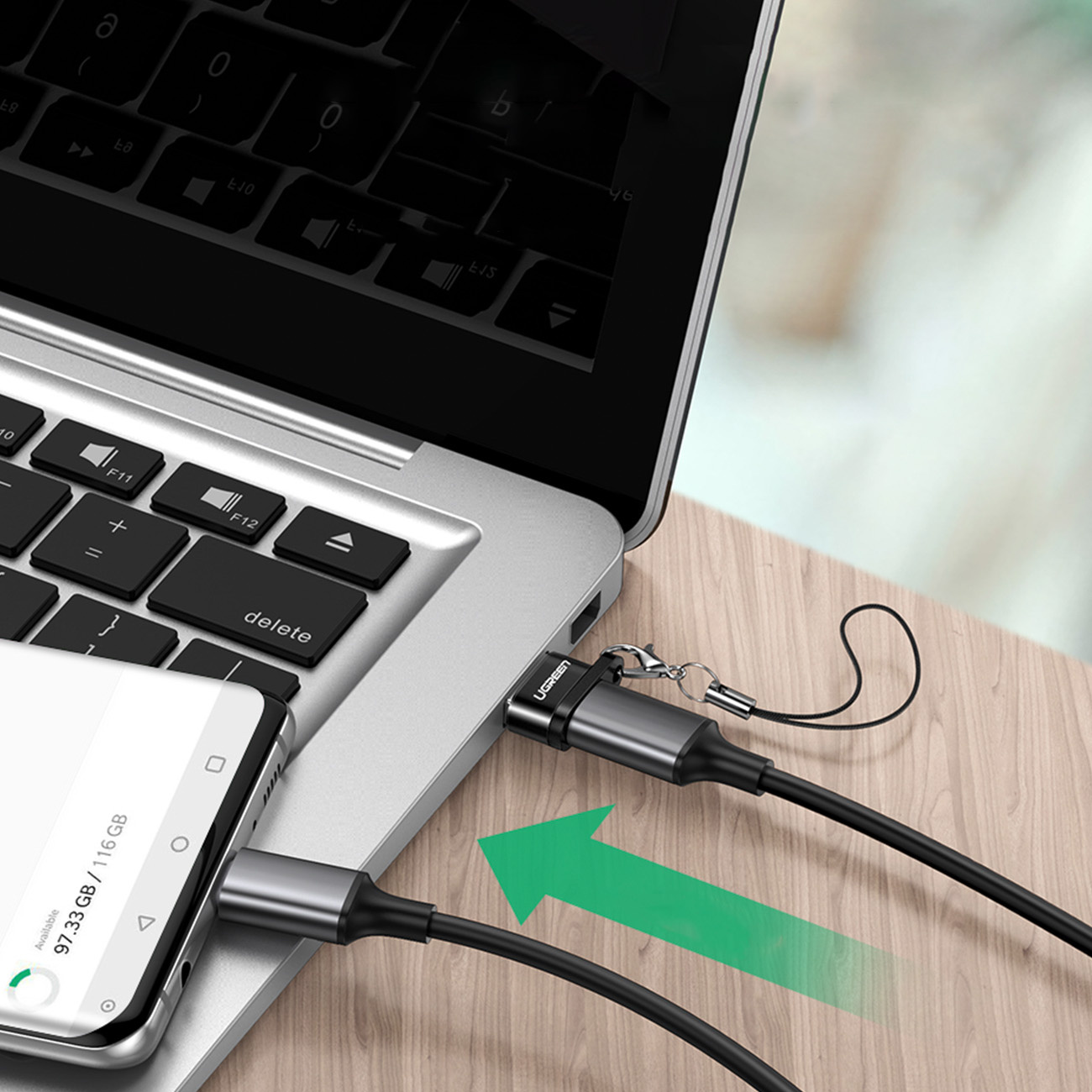Bir akıllı telefon veri aktarımı için bir dizüstü bilgisayara bağlanır.