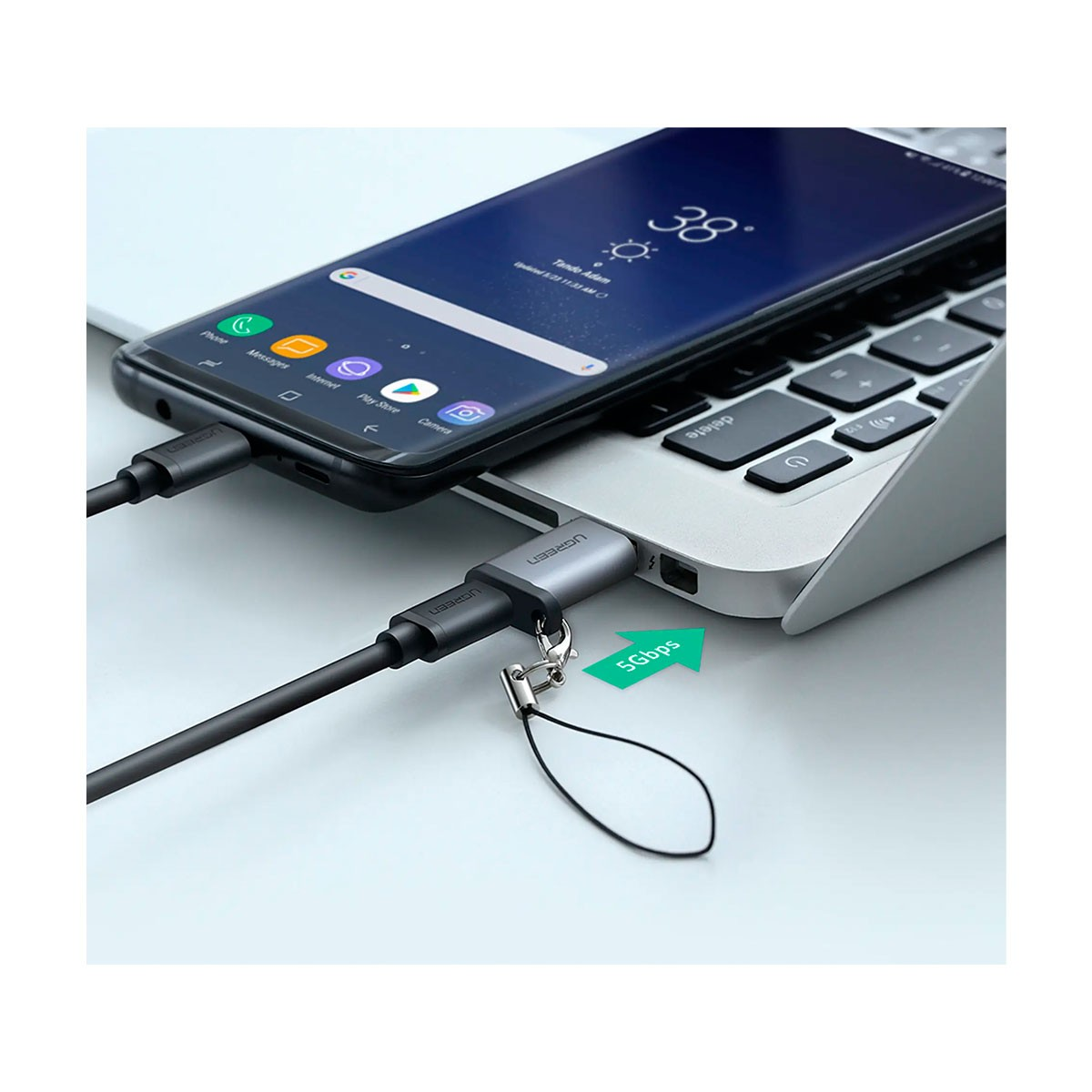 Smartfon podłączony do laptopa kablem. Strzałka 5Gbps.