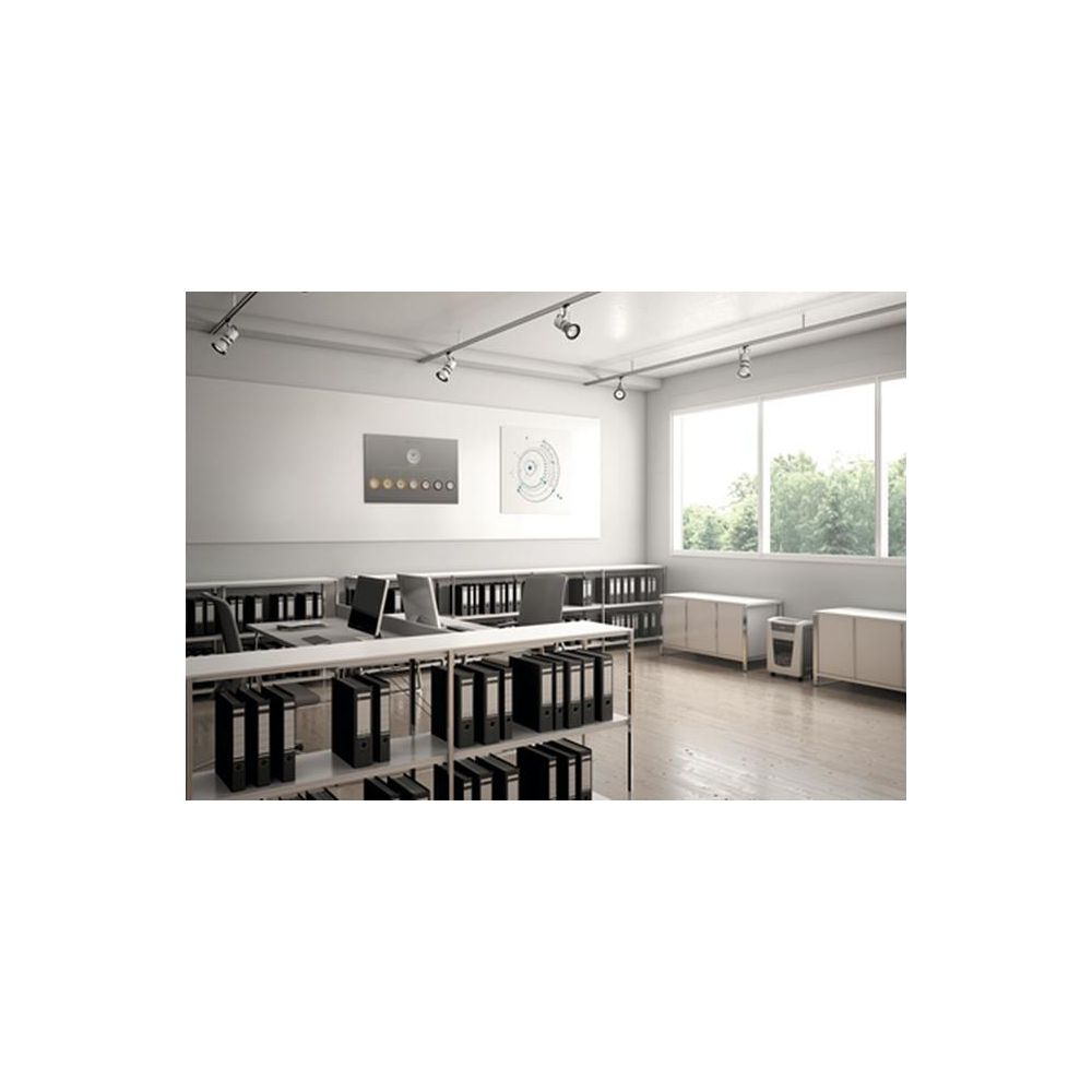 Ein Büro mit Schreibtischen, Aktenordnern und einem großen Fenster.
