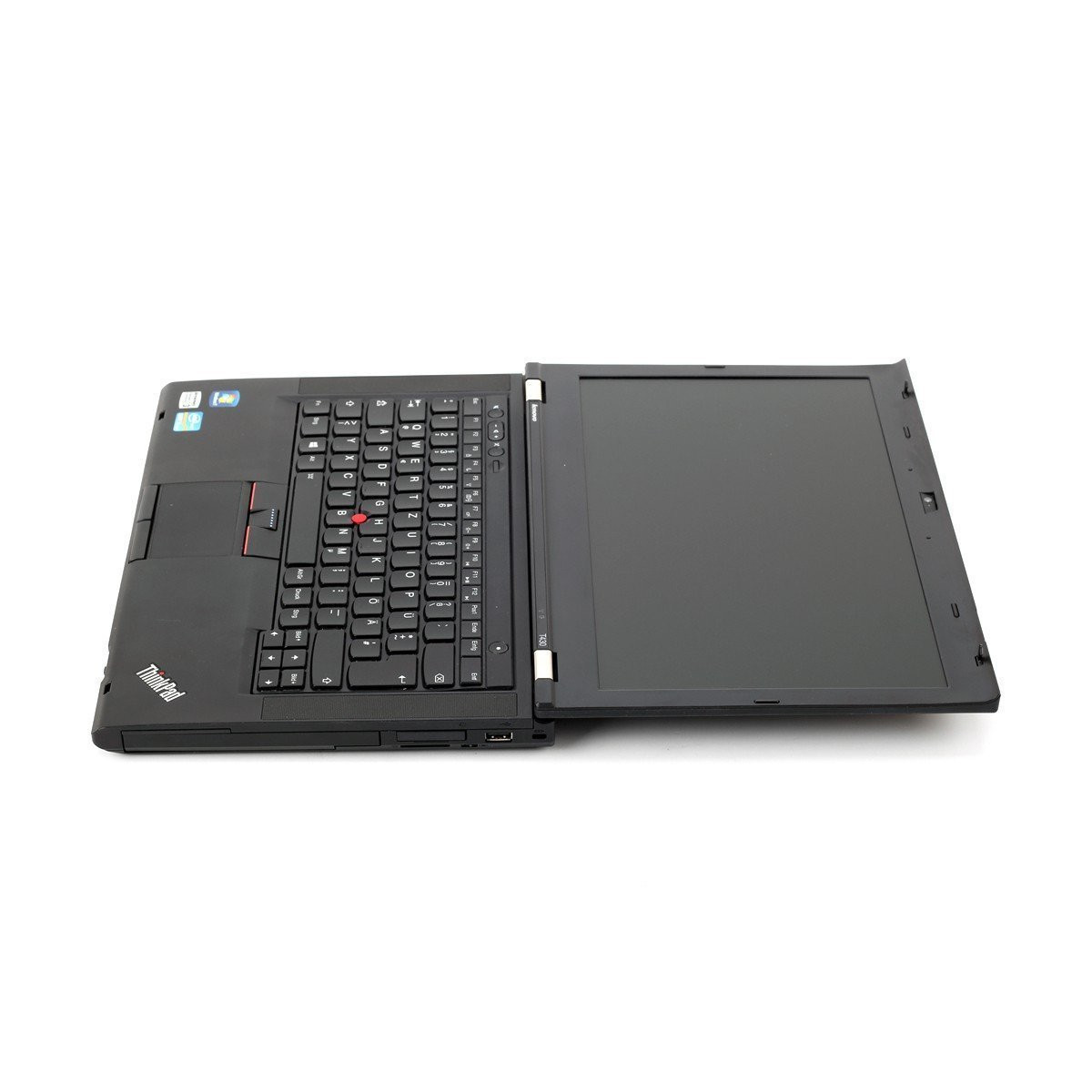 Schwarzer Laptop mit geöffnetem Bildschirm und Tastatur auf weißem Hintergrund.