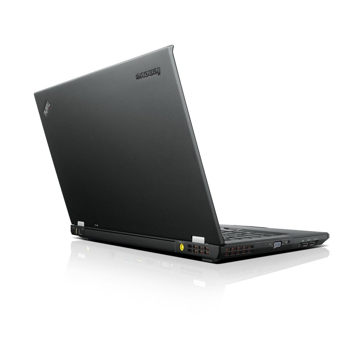 Schwarzer Lenovo Laptop, geöffnet, mit reflektierendem Untergrund.