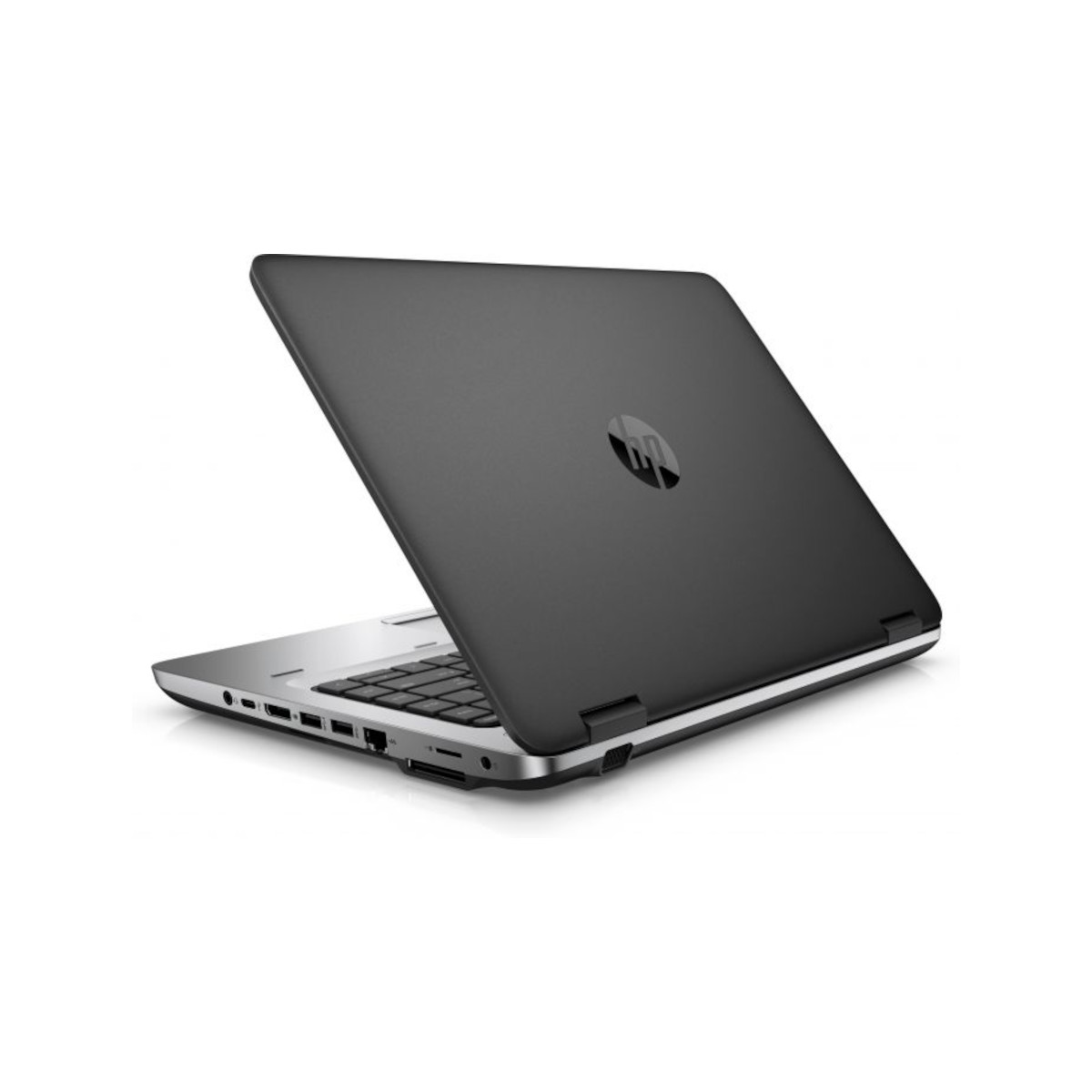 Ein geschlossener schwarzer HP Laptop mit silberner Tastatur, aus der Seitenansicht.