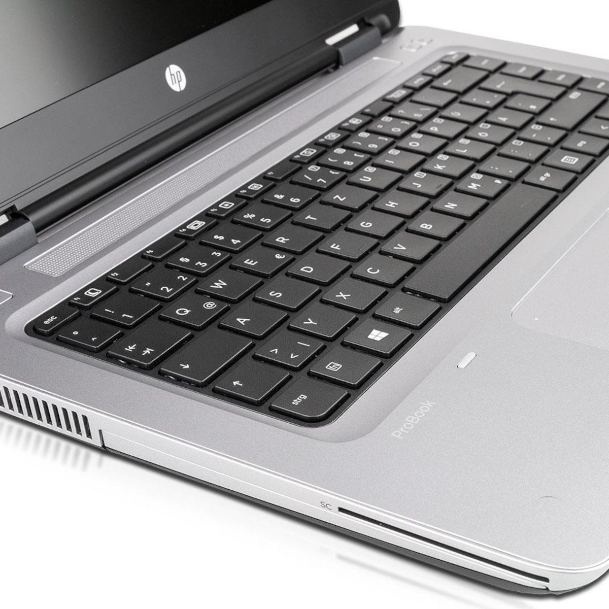 Eine Nahaufnahme der Tastatur eines silbernen HP ProBook Laptops auf weißem Hintergrund.