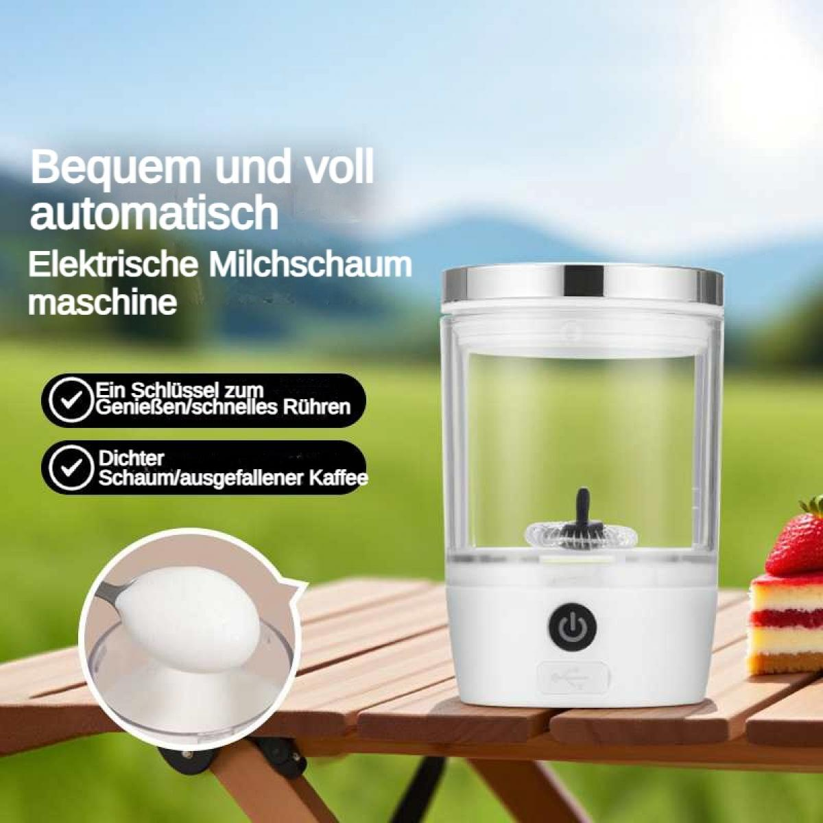 Elektrische Milchschaummaschine auf Holztisch mit Kuchen und Erdbeere.