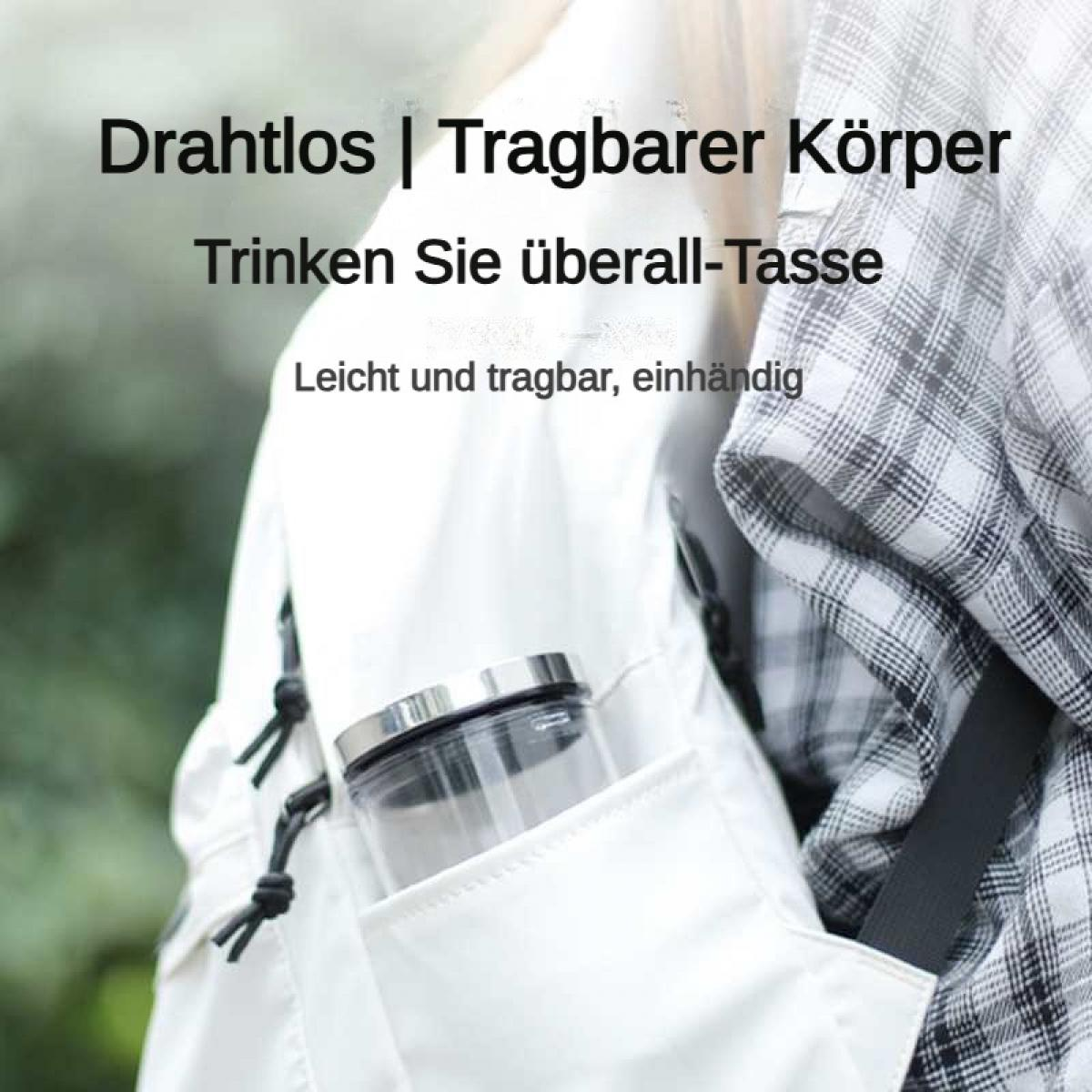 Eine transparente Tasse mit silbernem Deckel steckt in einer weißen Tasche.