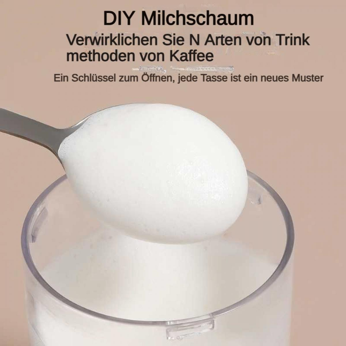 Ein Löffel mit Milchschaum über einem Glas voller Milchschaum.