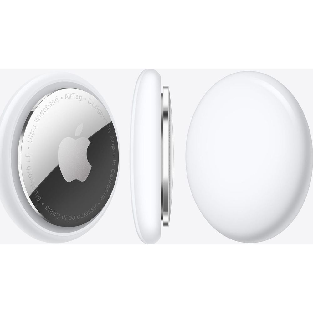 Trzy białe AirTagi Apple na białym tle, jeden ze srebrnym przodem.