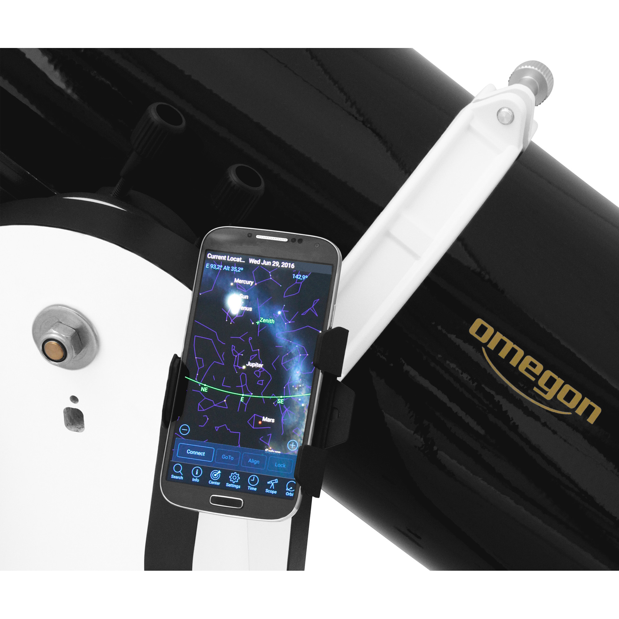 Ein Smartphone mit Sternenkarte ist an einem schwarzen Teleskop befestigt. Omegon-Logo sichtbar.