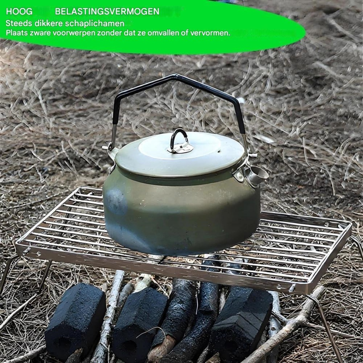 Ein grüner Kessel steht auf einem Metallgrill über Holzkohle.