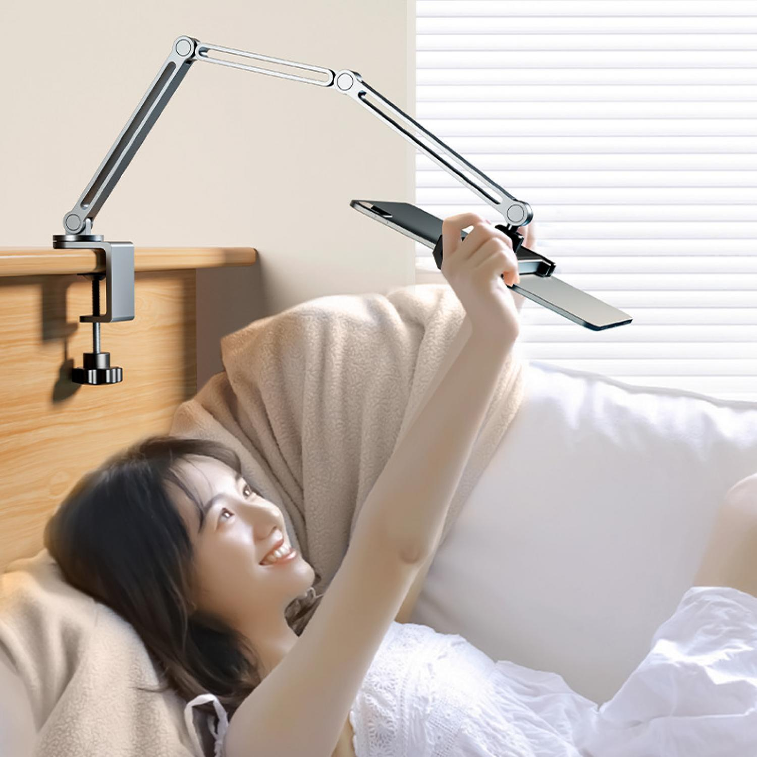Eine Frau liegt im Bett und hält ein Smartphone, das von einem Arm gehalten wird.