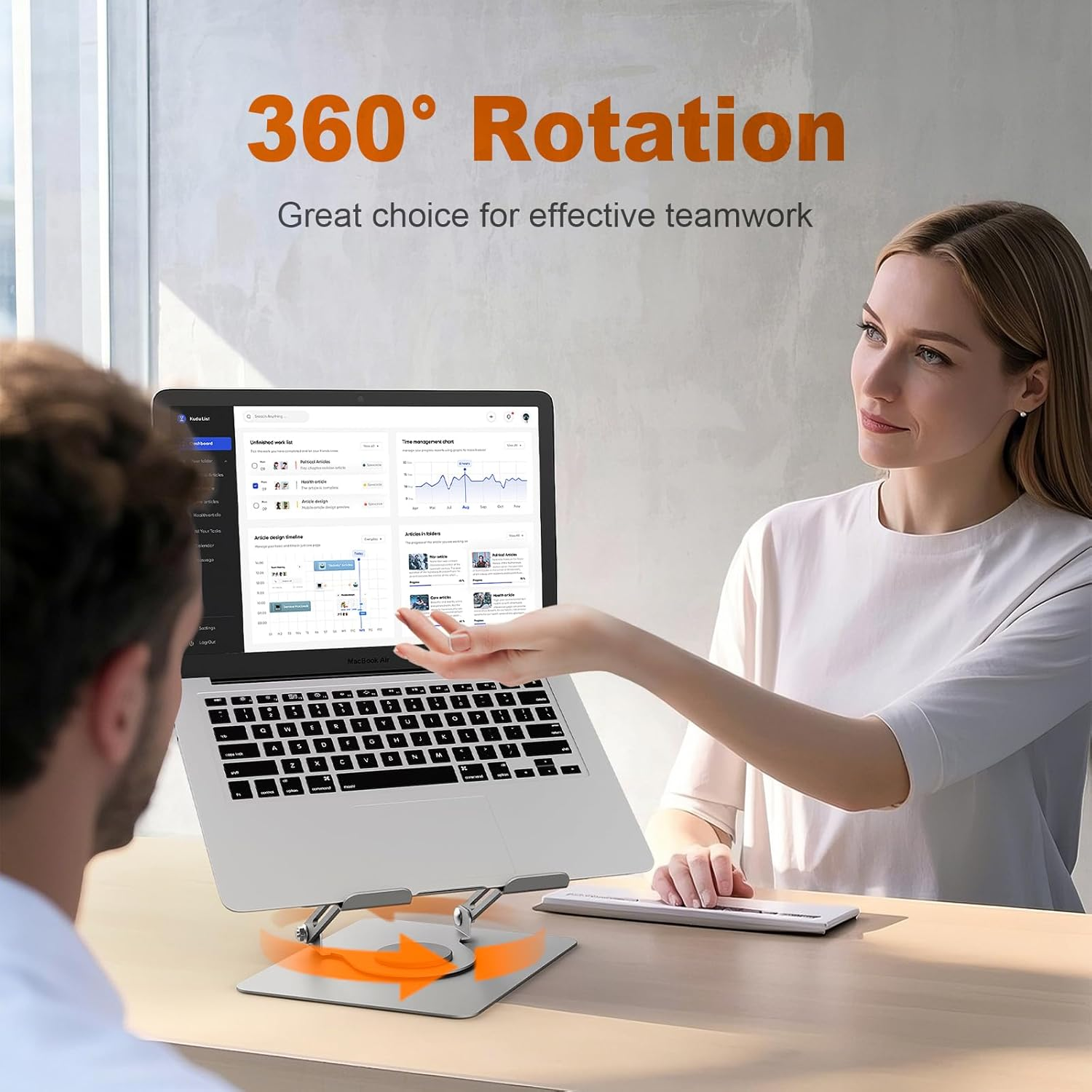 Mann und Frau arbeiten am Schreibtisch mit einem Laptop auf einem 360-Grad-Drehständer.