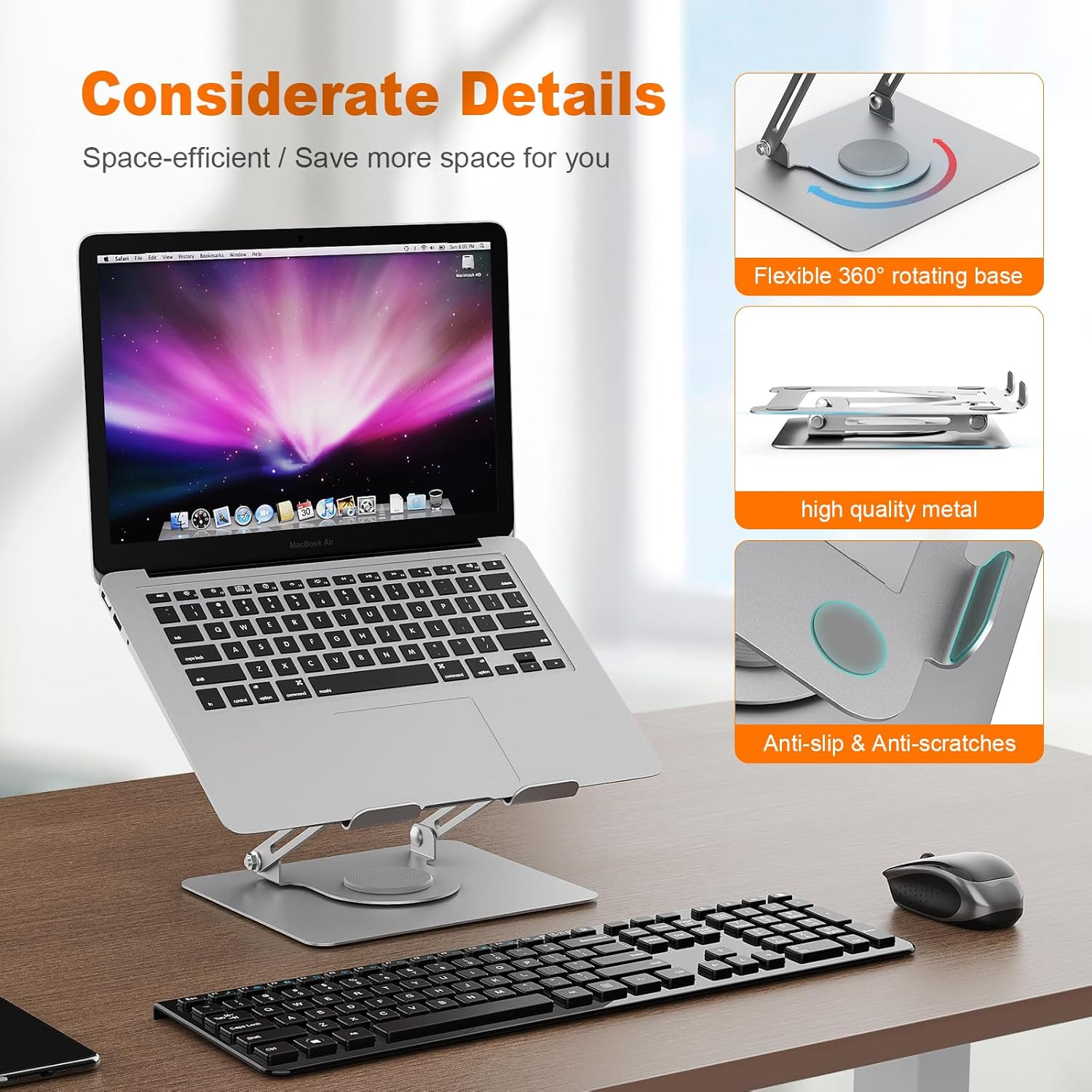 Silberner Laptopständer mit Tastatur und Maus auf einem Holztisch.
