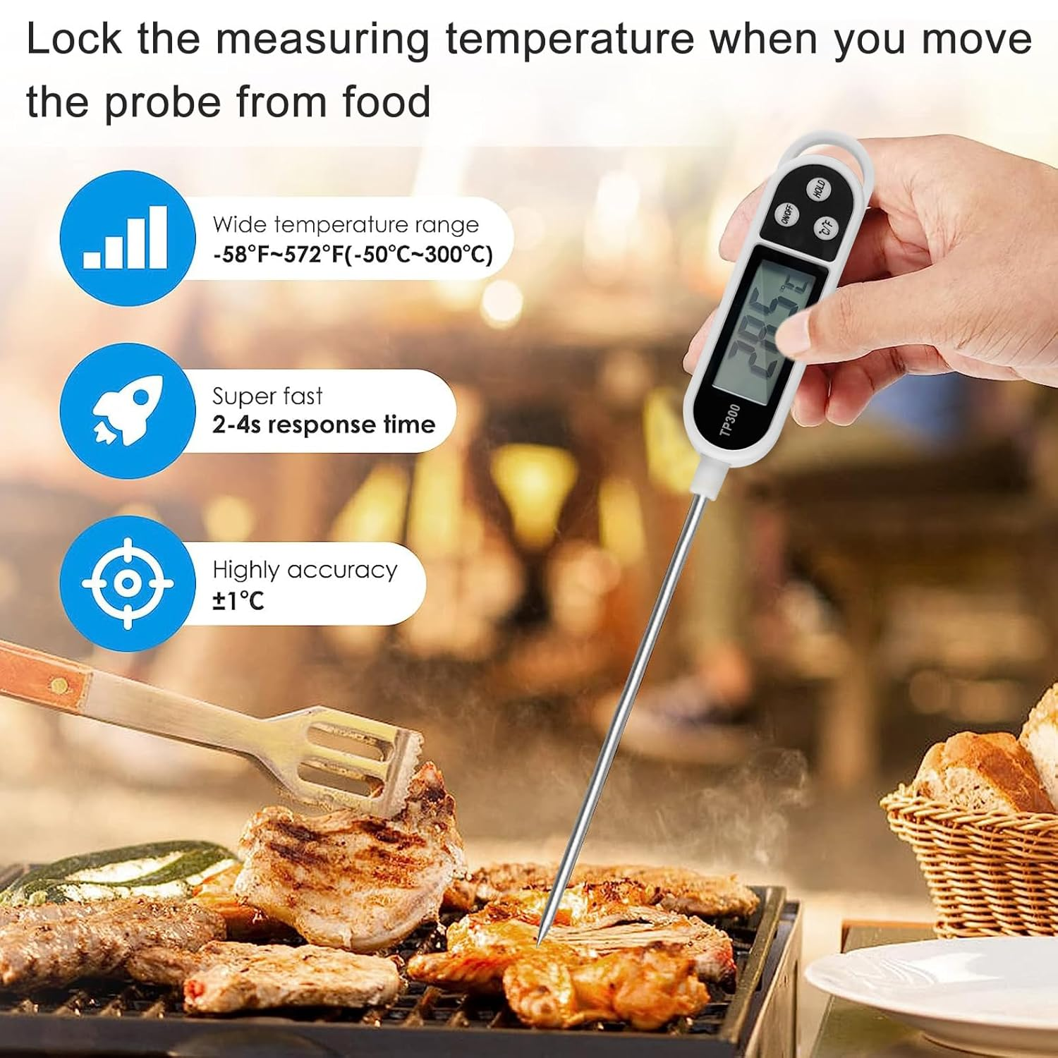 Ein Thermometer misst die Temperatur auf einem Grill mit Fleisch und Gemüse.