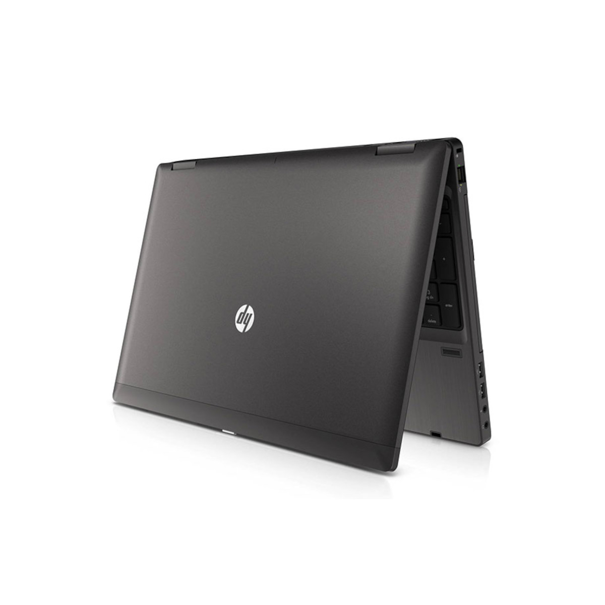 Ein dunkler HP Laptop ist geöffnet und auf weißem Hintergrund platziert.