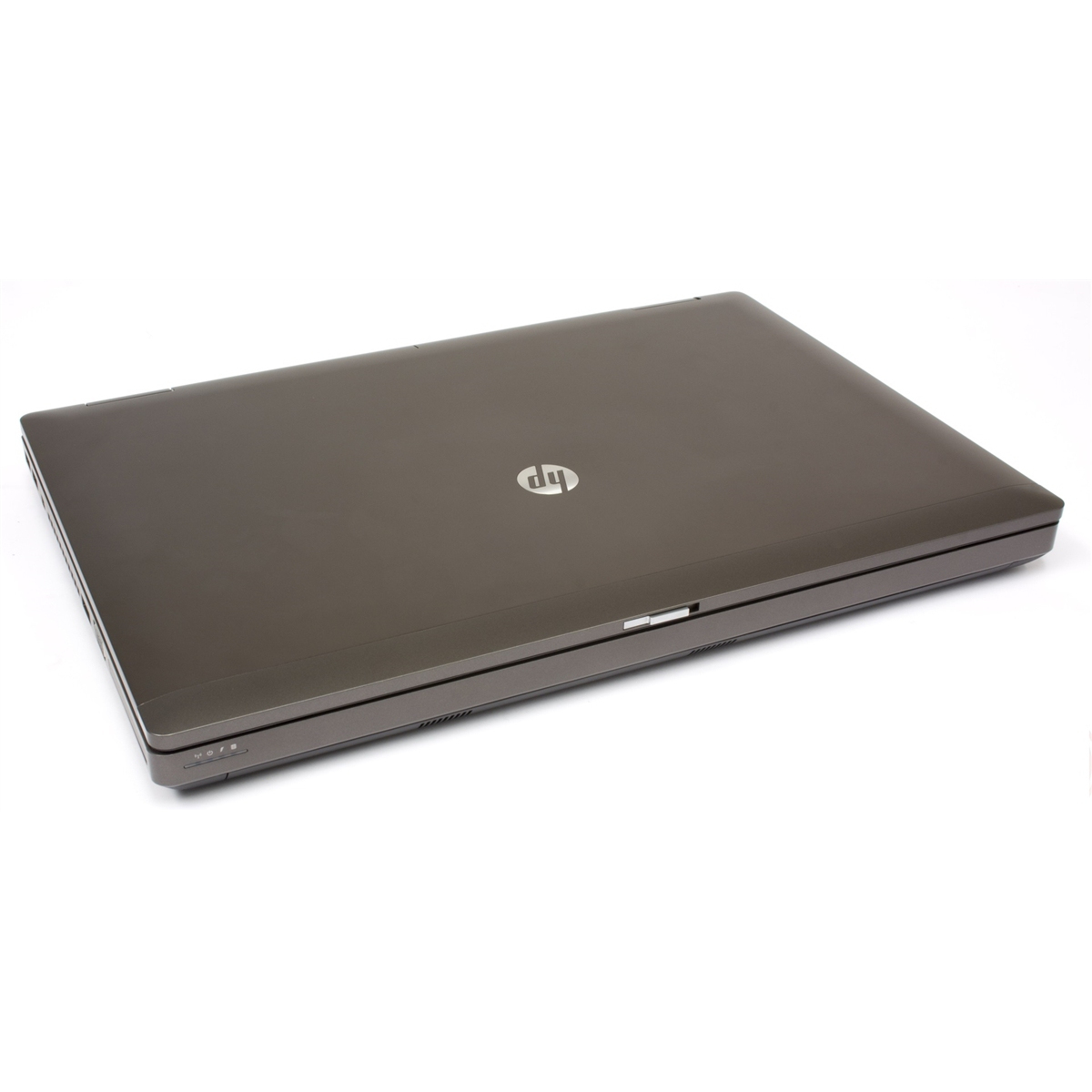 Geschlossener dunkelgrauer HP Laptop mit silbernem Logo auf dem Deckel.