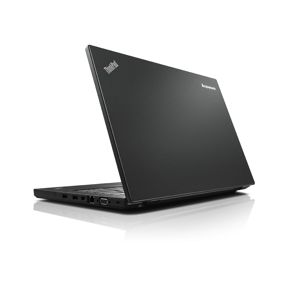 Ein geschlossener schwarzer Lenovo ThinkPad Laptop auf weißem Hintergrund.