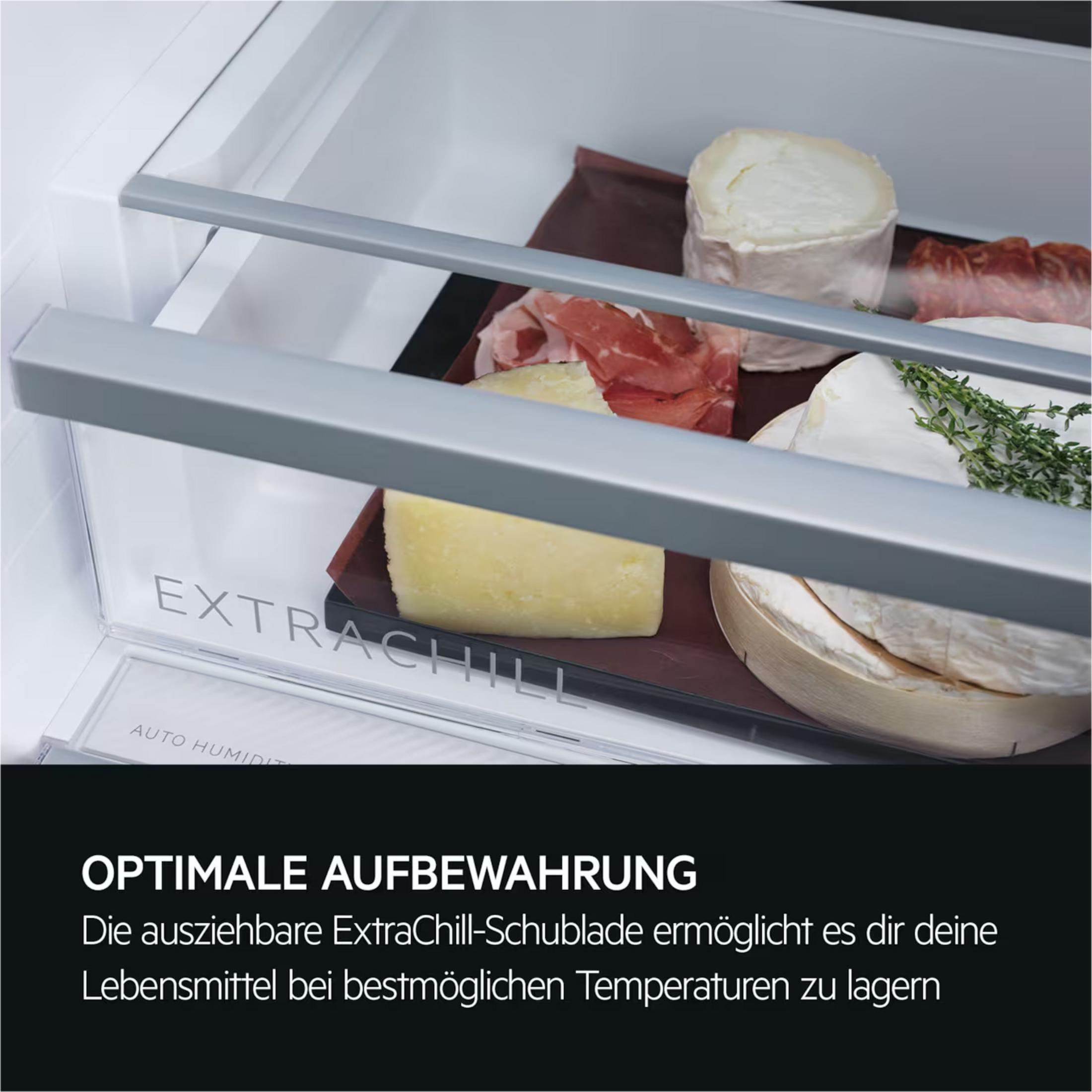 Kühlschublade mit Käse und Schinken.