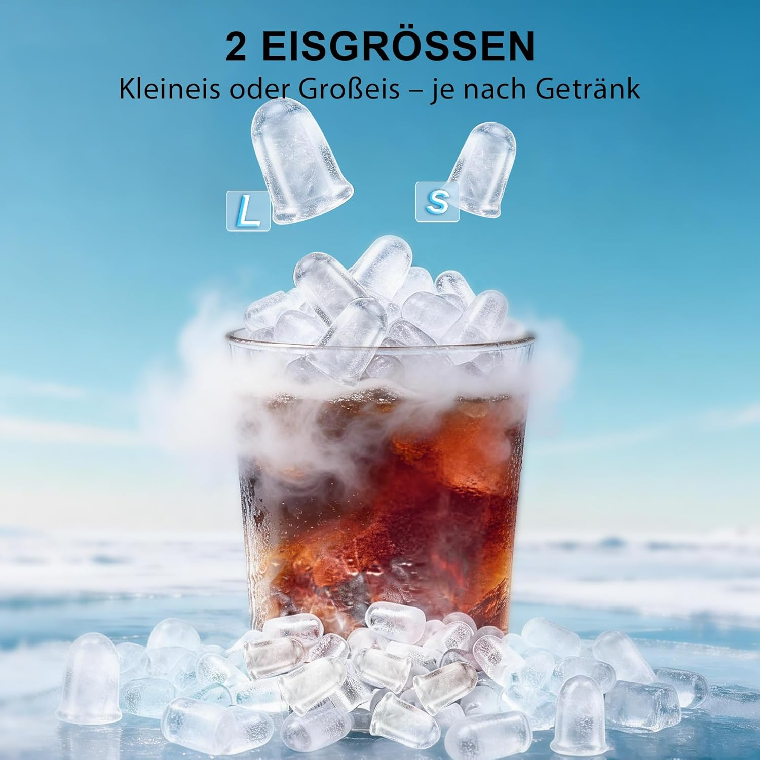 Eiswürfel in verschiedenen Größen (L und S) vor einem Glas mit dunklem Getränk.