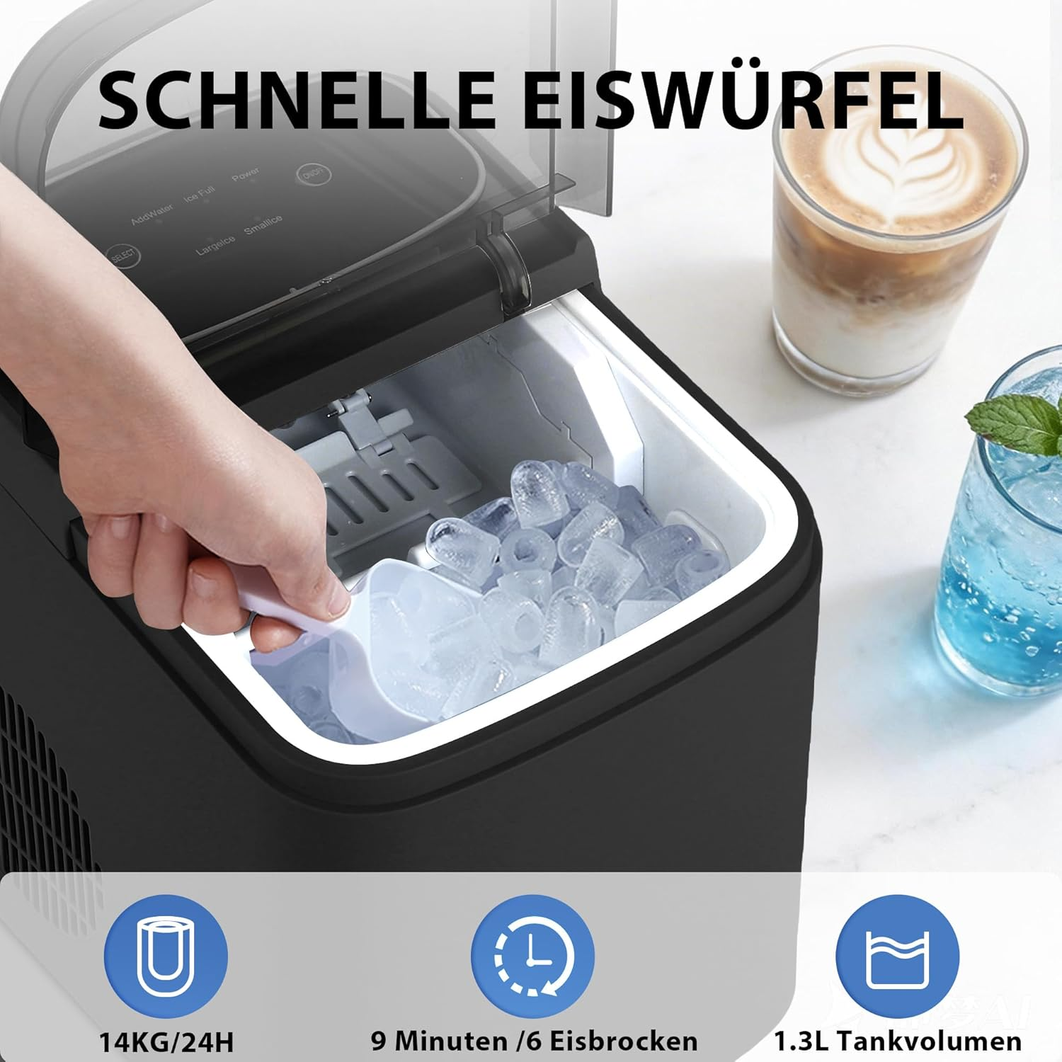 Eiswürfelmaschine mit voller Eisschale, daneben Kaffee und Getränk.