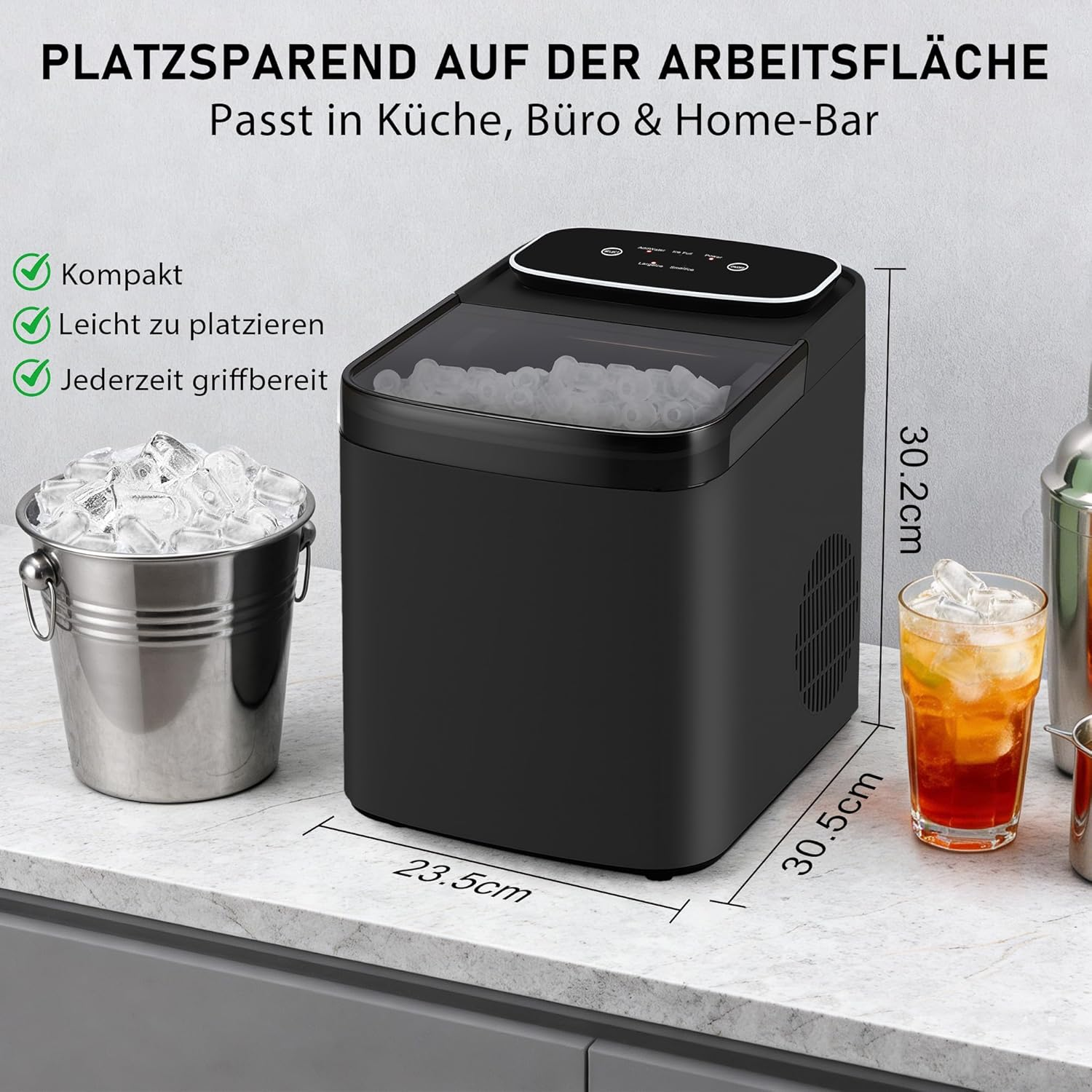 Schwarzer Eiswürfelbereiter auf einer Arbeitsplatte mit Eis und einem Getränk.