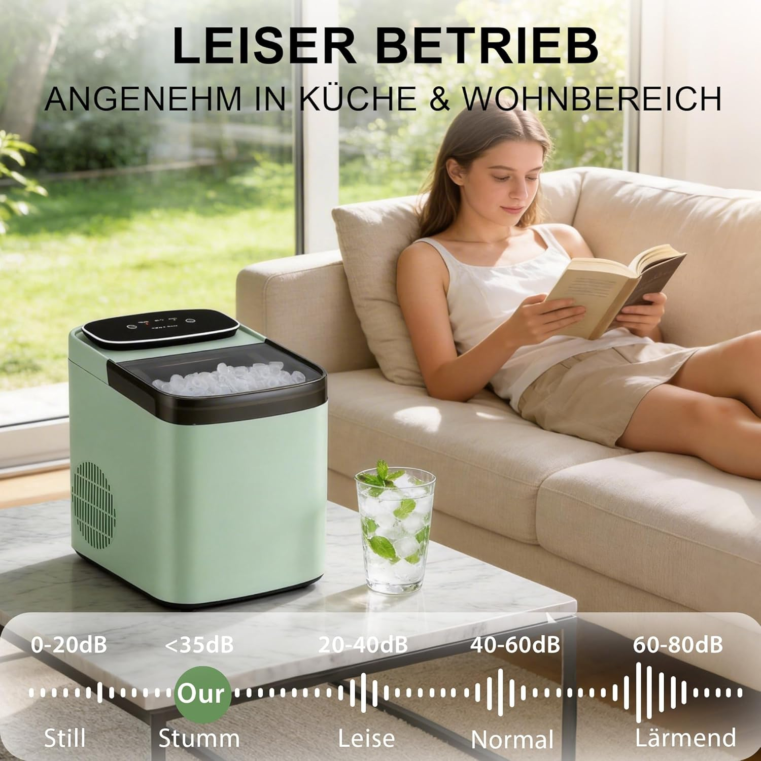 Leiser Eisbereiter neben einer lesenden Frau auf einem Sofa.