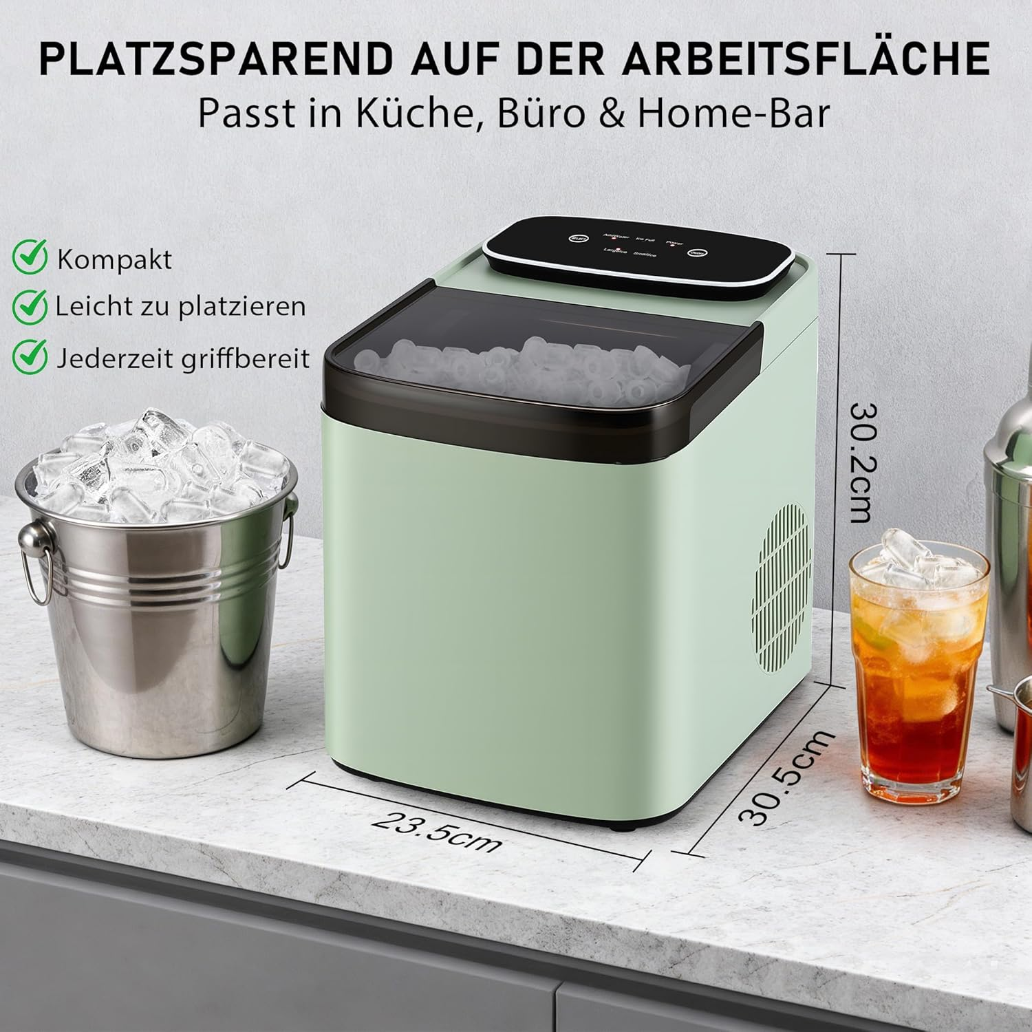 Eine hellgrüne Eismaschine steht auf einer Arbeitsplatte, daneben ein Eiskübel und ein Getränk.