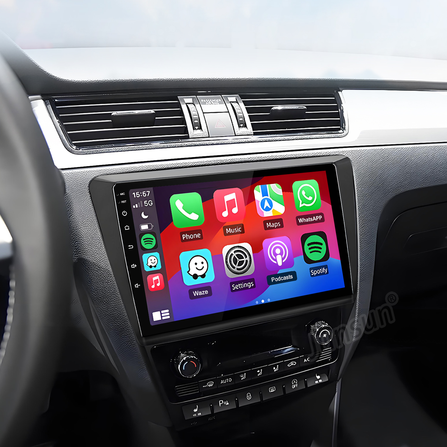 Una pantalla de infoentretenimiento de coche muestra iconos de aplicaciones como Teléfono, Música, Mapas y WhatsApp.