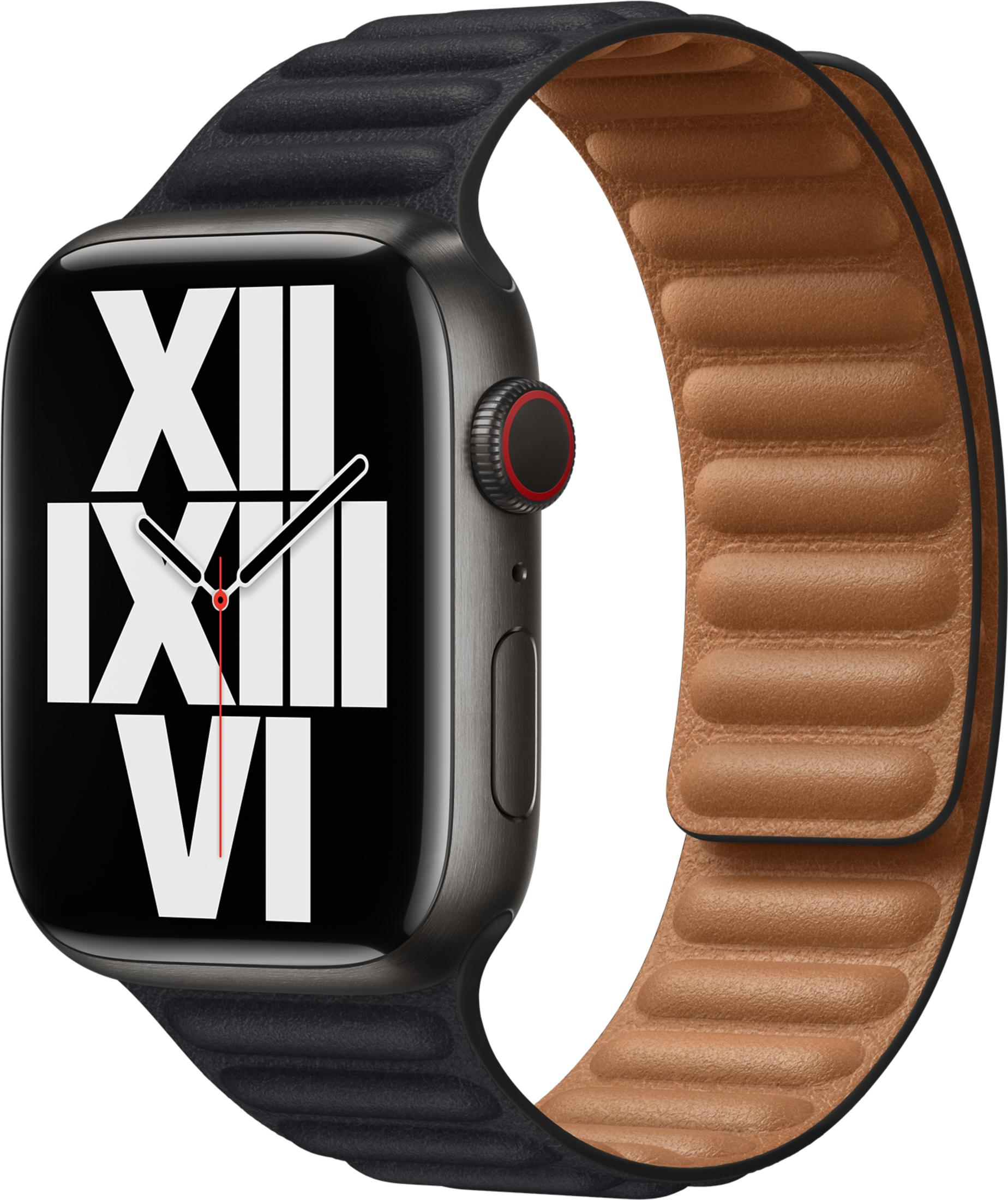 Zwarte smartwatch met bruin leren band en Romeinse cijfers op de wijzerplaat.